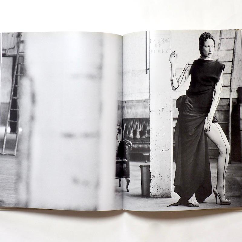 Modewelt von Jean Paul Gaultier, signiert mit einer Zeichnung, Erstausgabe, 2011 (Papier)