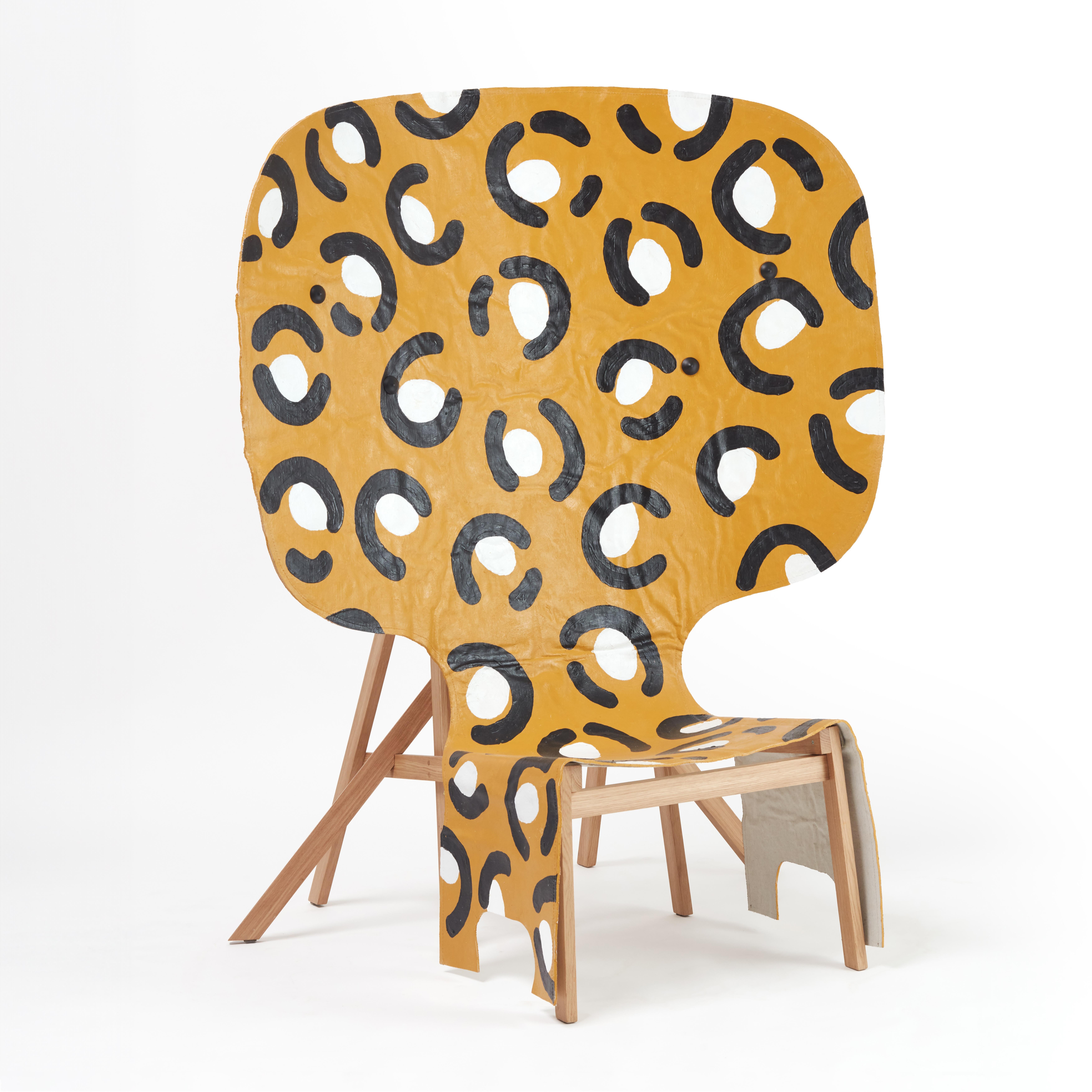 Silla escultórica expuesta en Design Miami. Madera y Lino Patrón Leopardo Español en venta