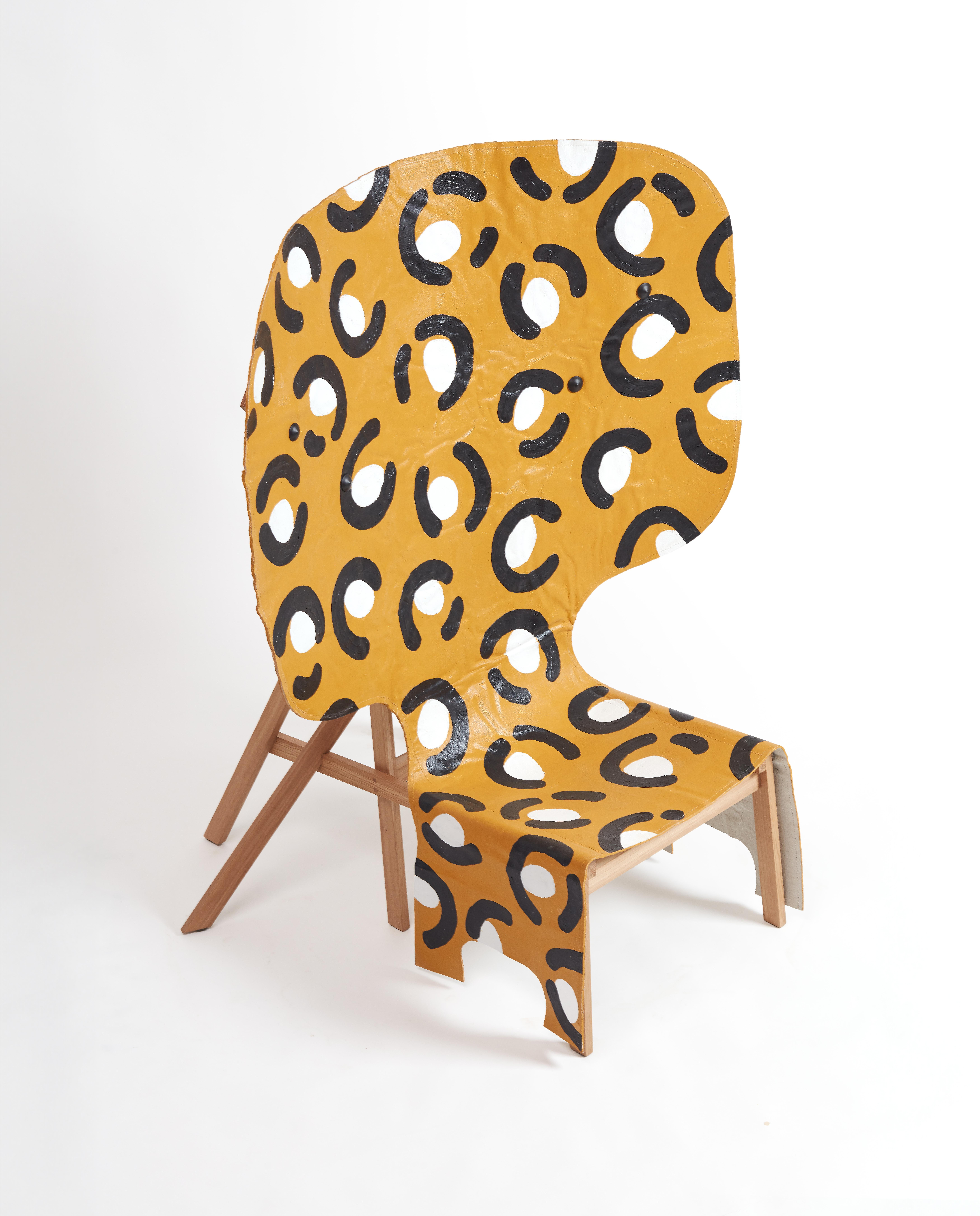 Silla escultórica expuesta en Design Miami. Madera y Lino Patrón Leopardo Siglo XXI y contemporáneo en venta