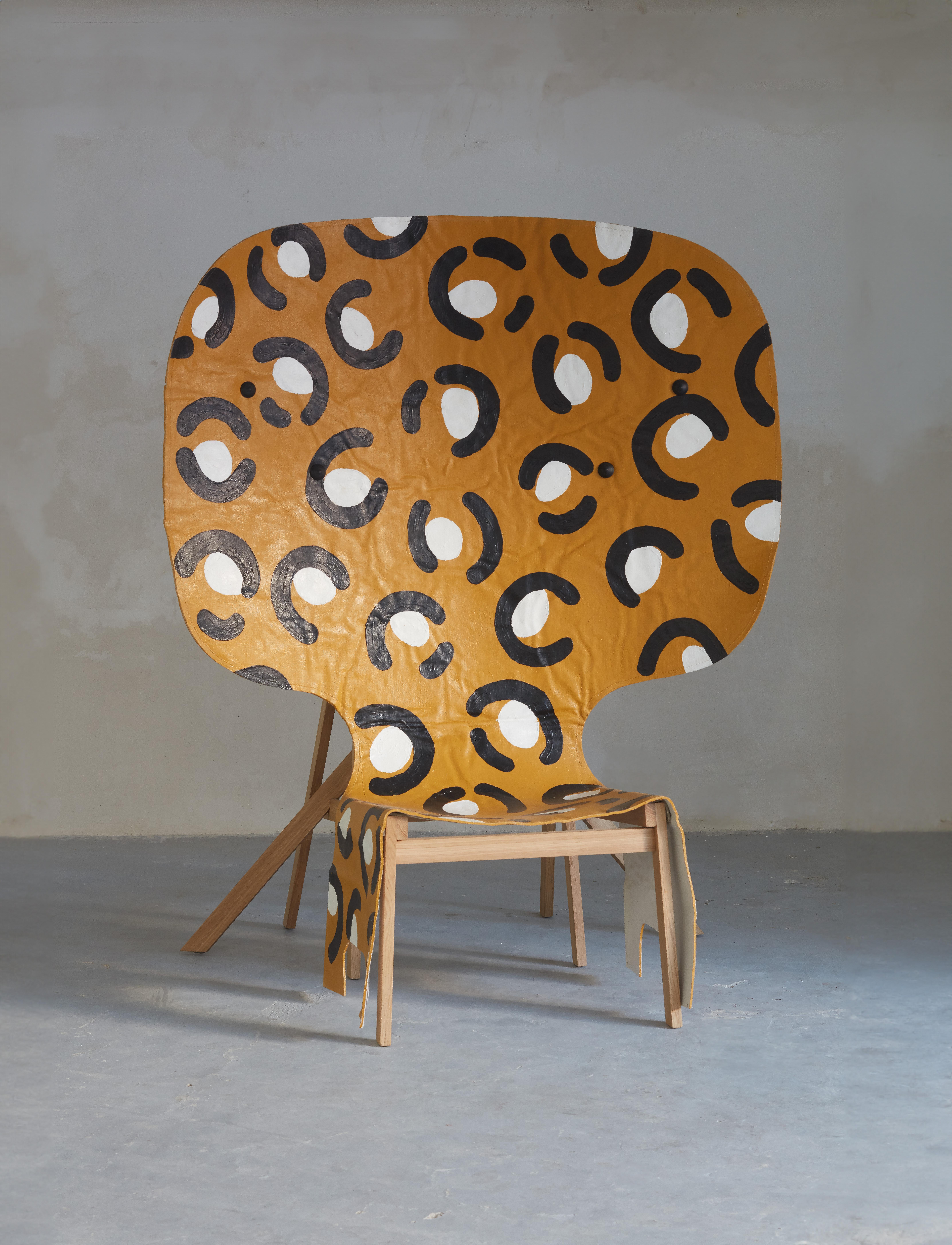 Silla escultórica expuesta en Design Miami. Madera y Lino Patrón Leopardo en venta 1