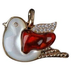 The Fat Pigeon - Feueropal-Diamant-Anhänger 18K Gelbgold schmuckvoller Vogelhalsausschnitt