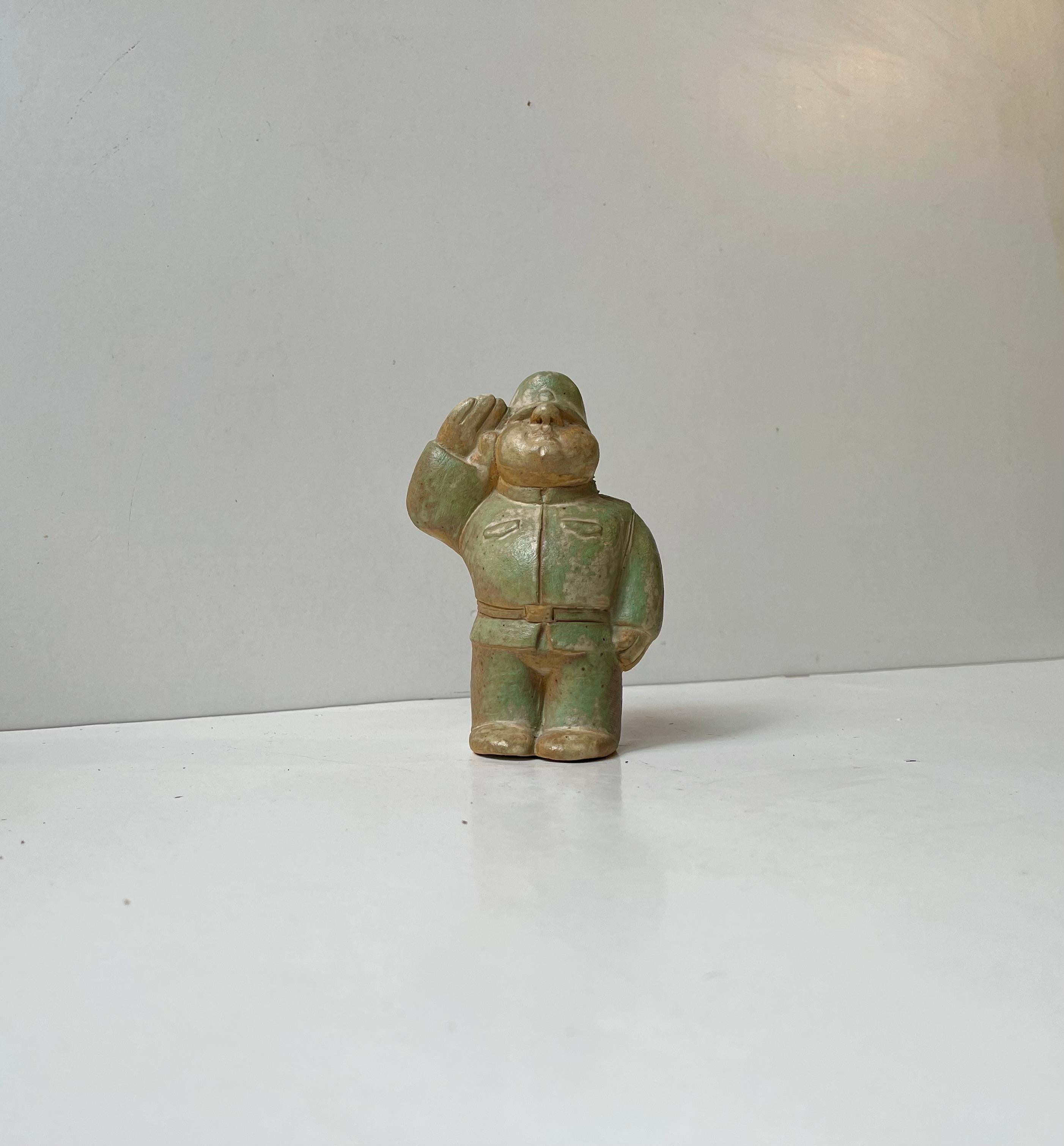 Mid-Century moderno 'Il soldato grasso' - Figurina in gres scandinavo smaltato vintage in vendita