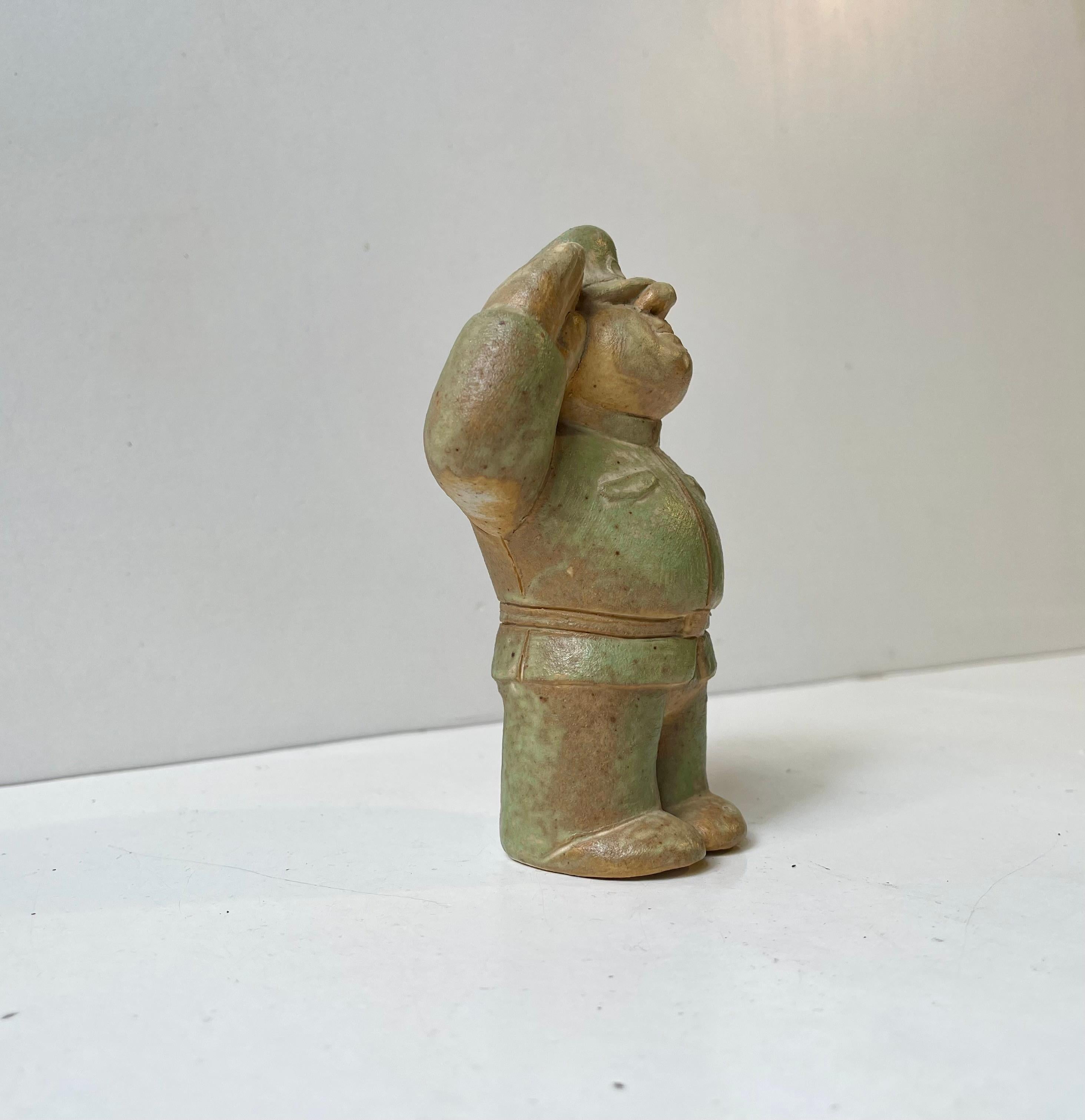 Smaltato 'Il soldato grasso' - Figurina in gres scandinavo smaltato vintage in vendita