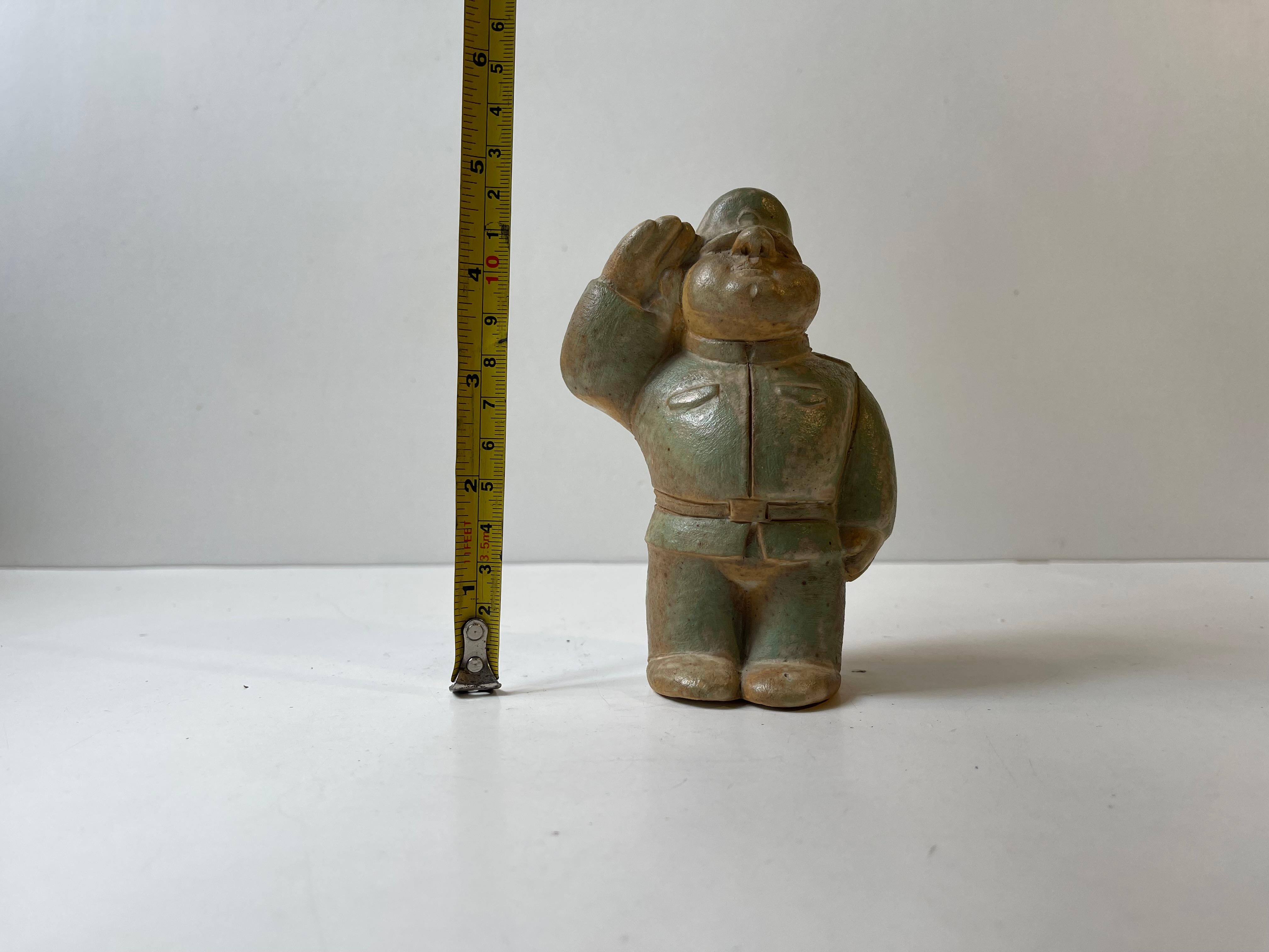 Fine XX secolo 'Il soldato grasso' - Figurina in gres scandinavo smaltato vintage in vendita