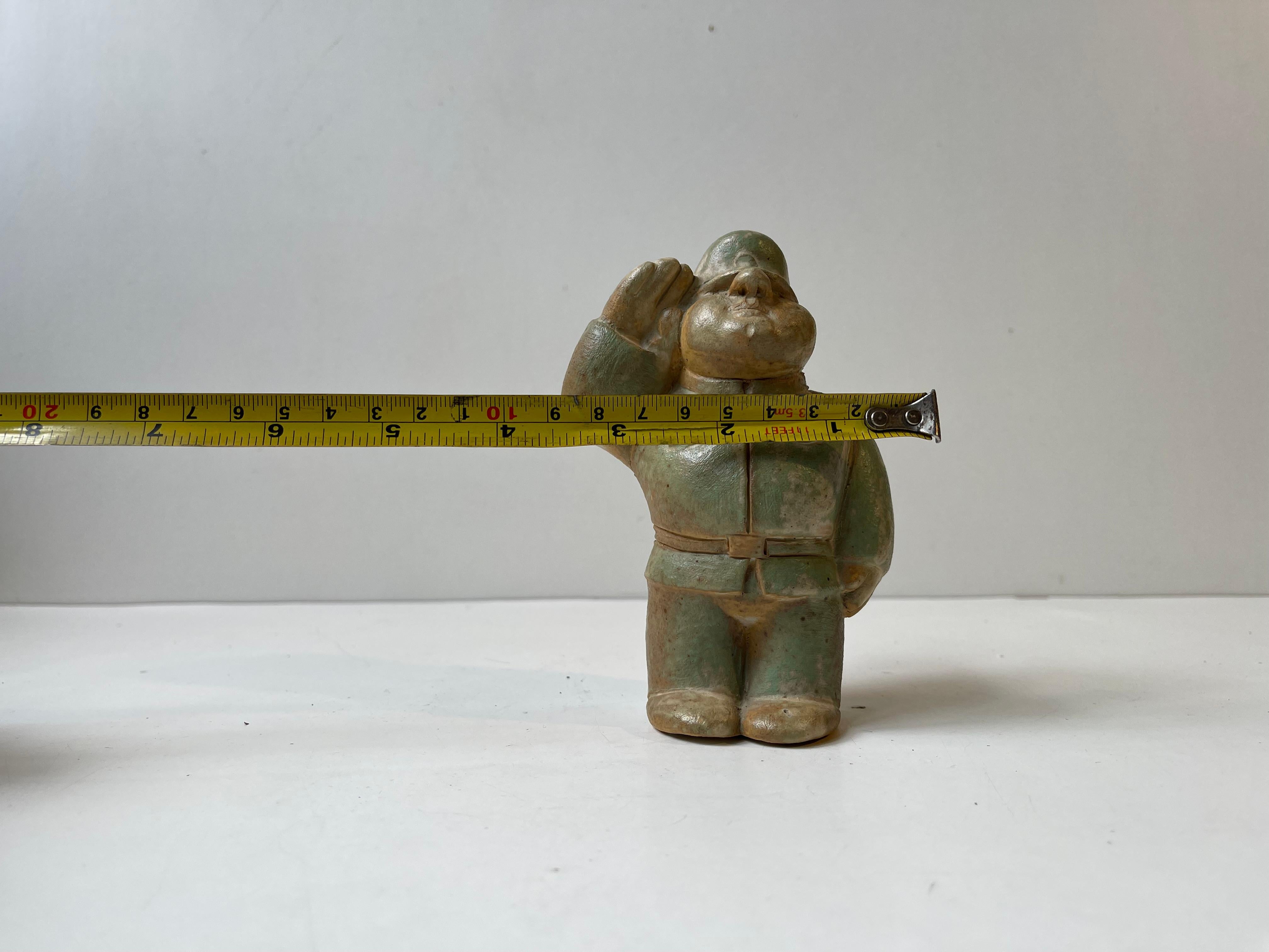 Grès porcellanato 'Il soldato grasso' - Figurina in gres scandinavo smaltato vintage in vendita