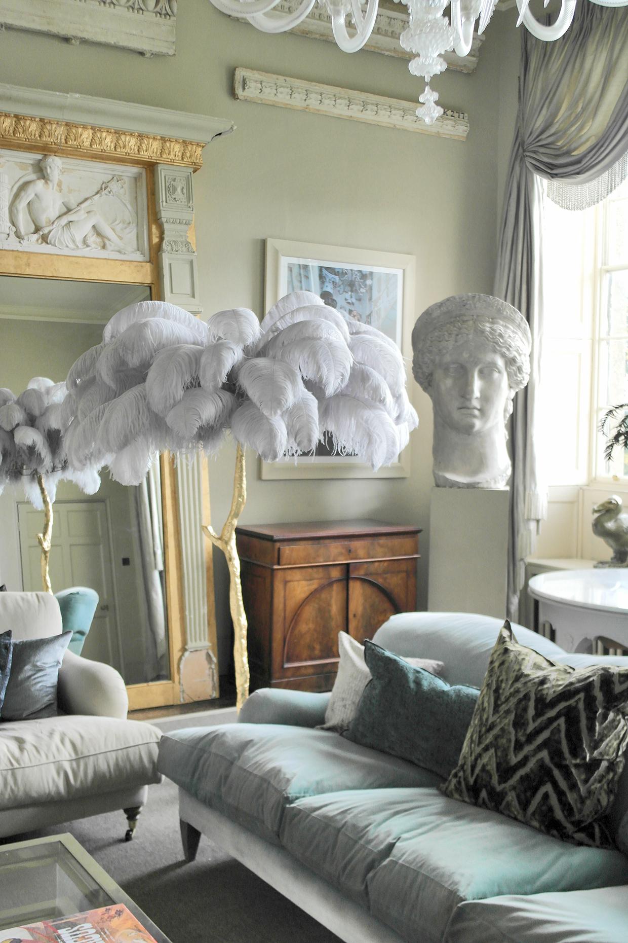 Le lampadaire Feather, pièce d'édition de A Modern Grand Tour.

Un palmier lumineux, resplendissant avec un feuillage de plumes d'autruche exquis, le lampadaire en plumes occupe le devant de la scène dans n'importe quel décor luxueux et apporte la