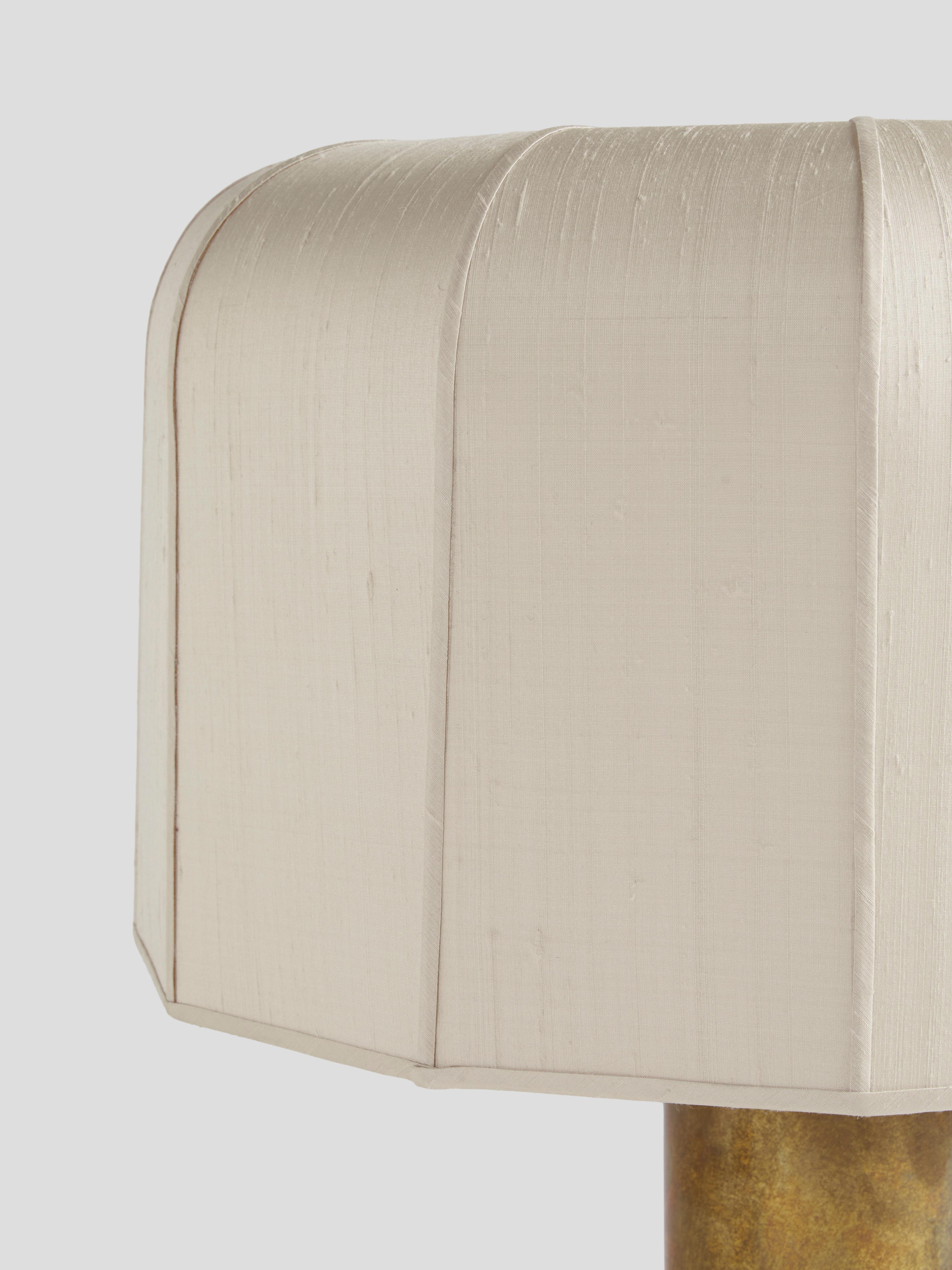 La Lámpara Félix es una declaración escultórica que equilibra fuerza y sutileza. Fabricada en latón macizo con una pátina envejecida, su forma curvada y sus generosas proporciones le confieren una presencia sólida y duradera. 

Su pantalla de seda