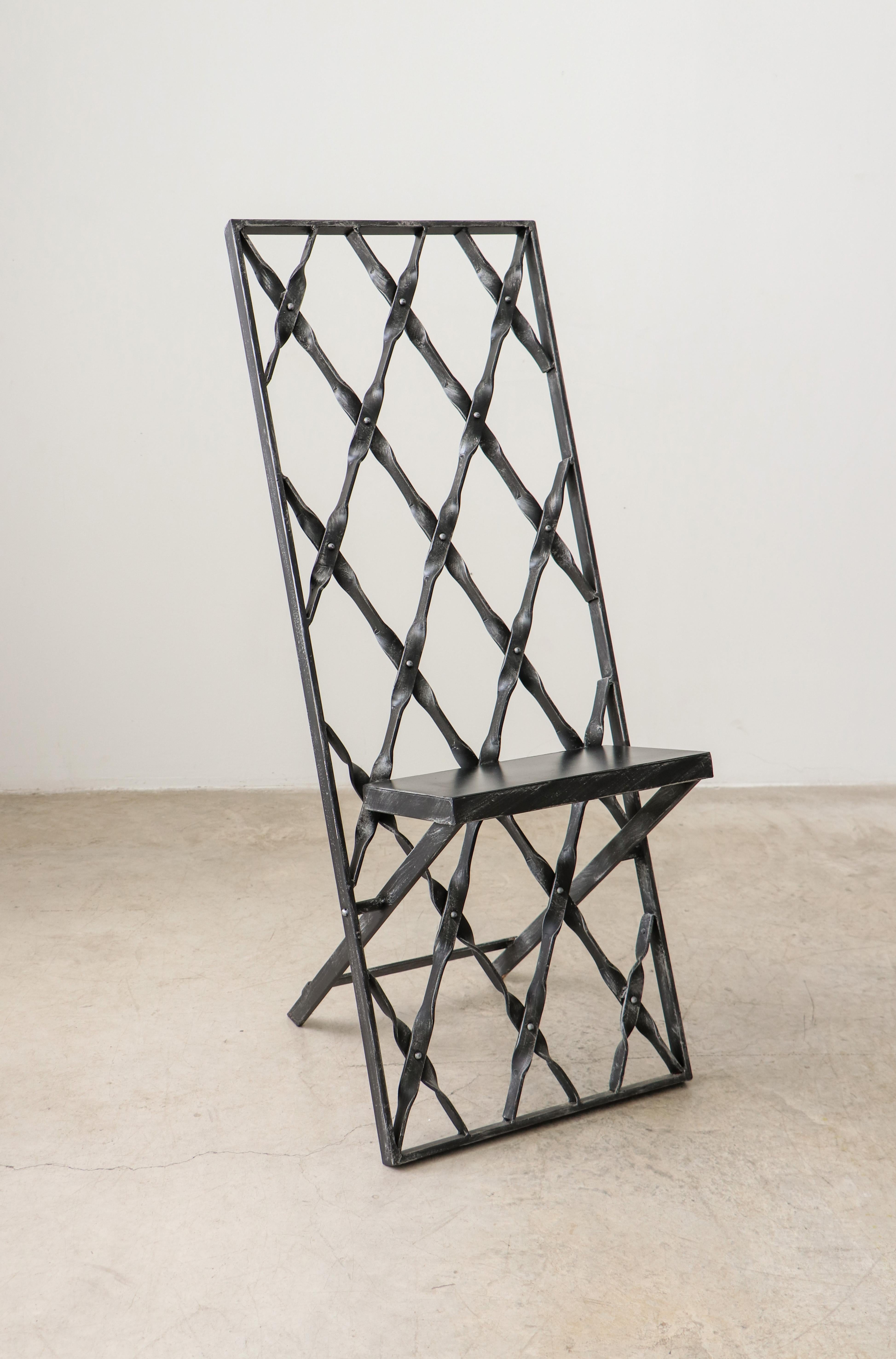 Chaise sculpturale en fer noir design contemporain en fer forgé en vente 3