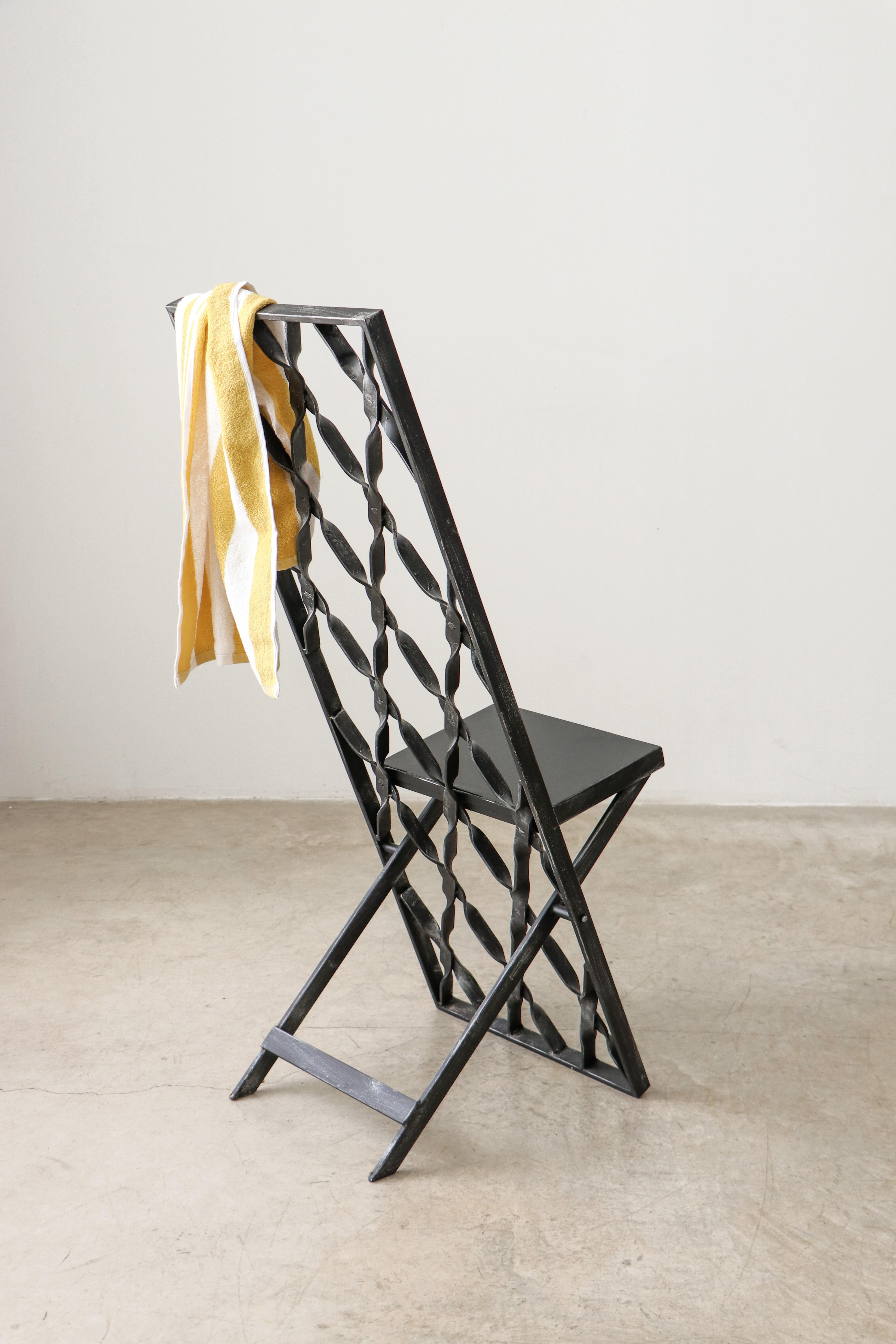 Espagnol Chaise sculpturale en fer noir design contemporain en fer forgé en vente