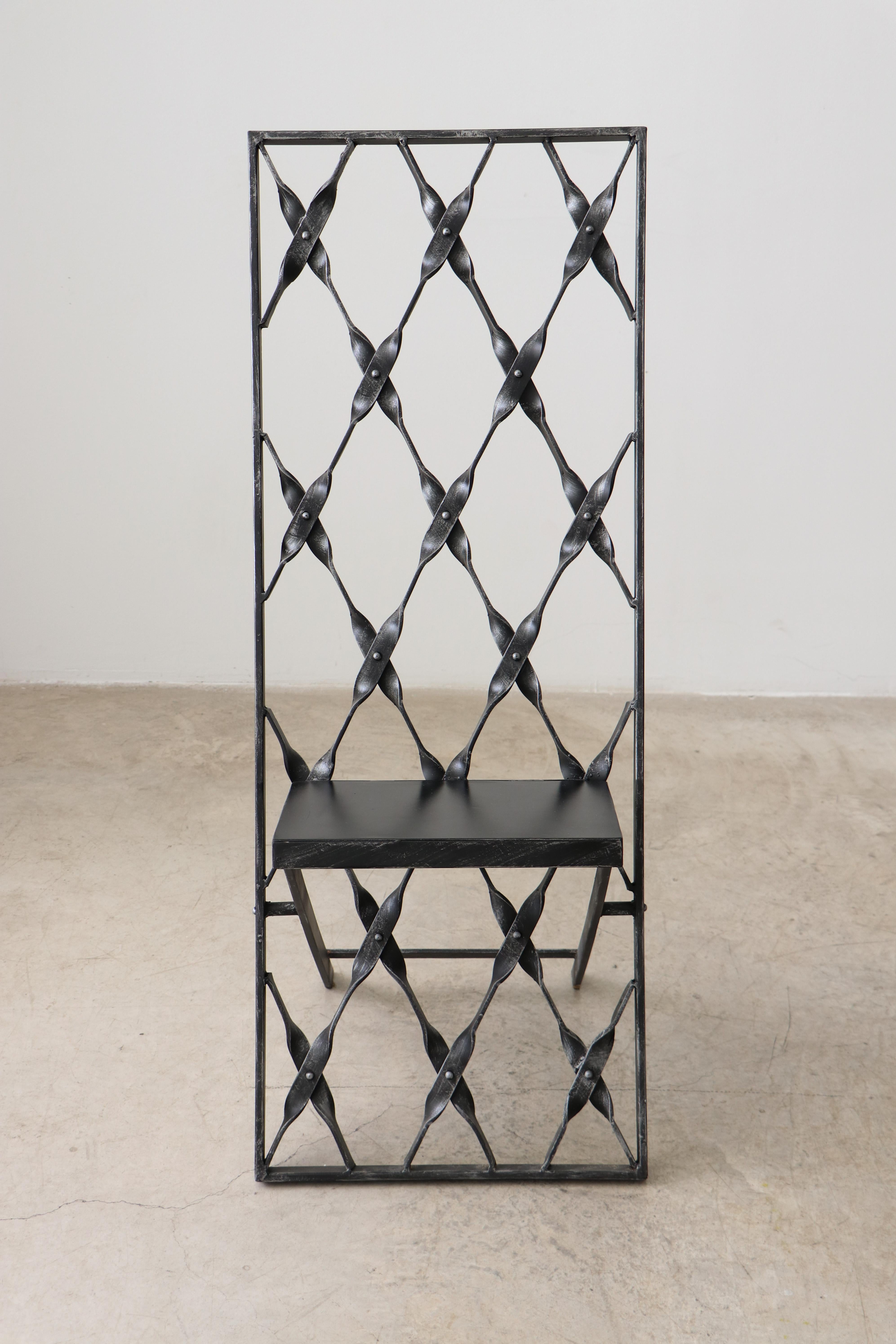 Forgé Chaise sculpturale en fer noir design contemporain en fer forgé en vente
