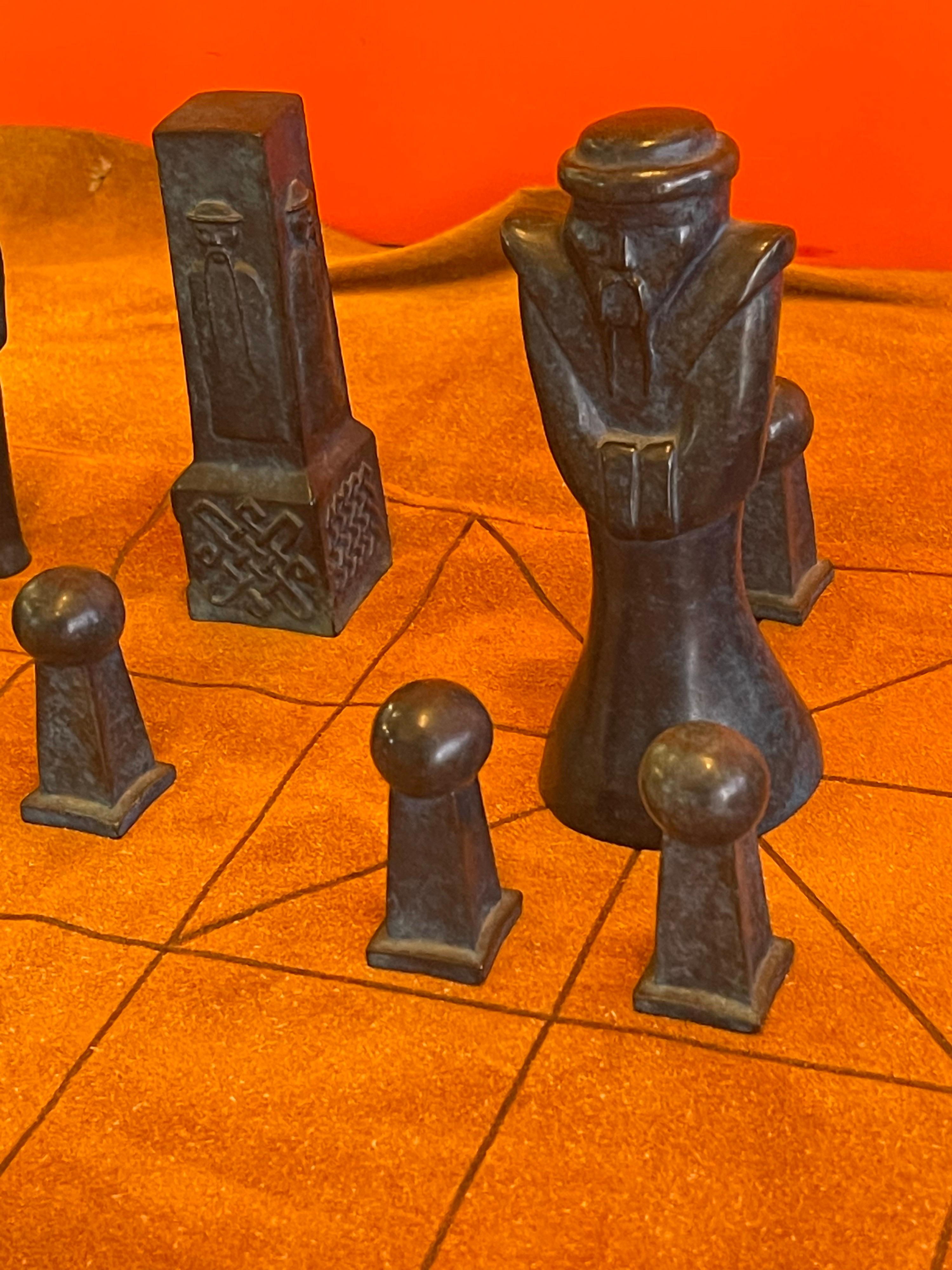 Le jeu de figurines « The Original Game of Chess » (Le jeu d'échecs original) en bronze de Gary Sahl Rare en vente 4