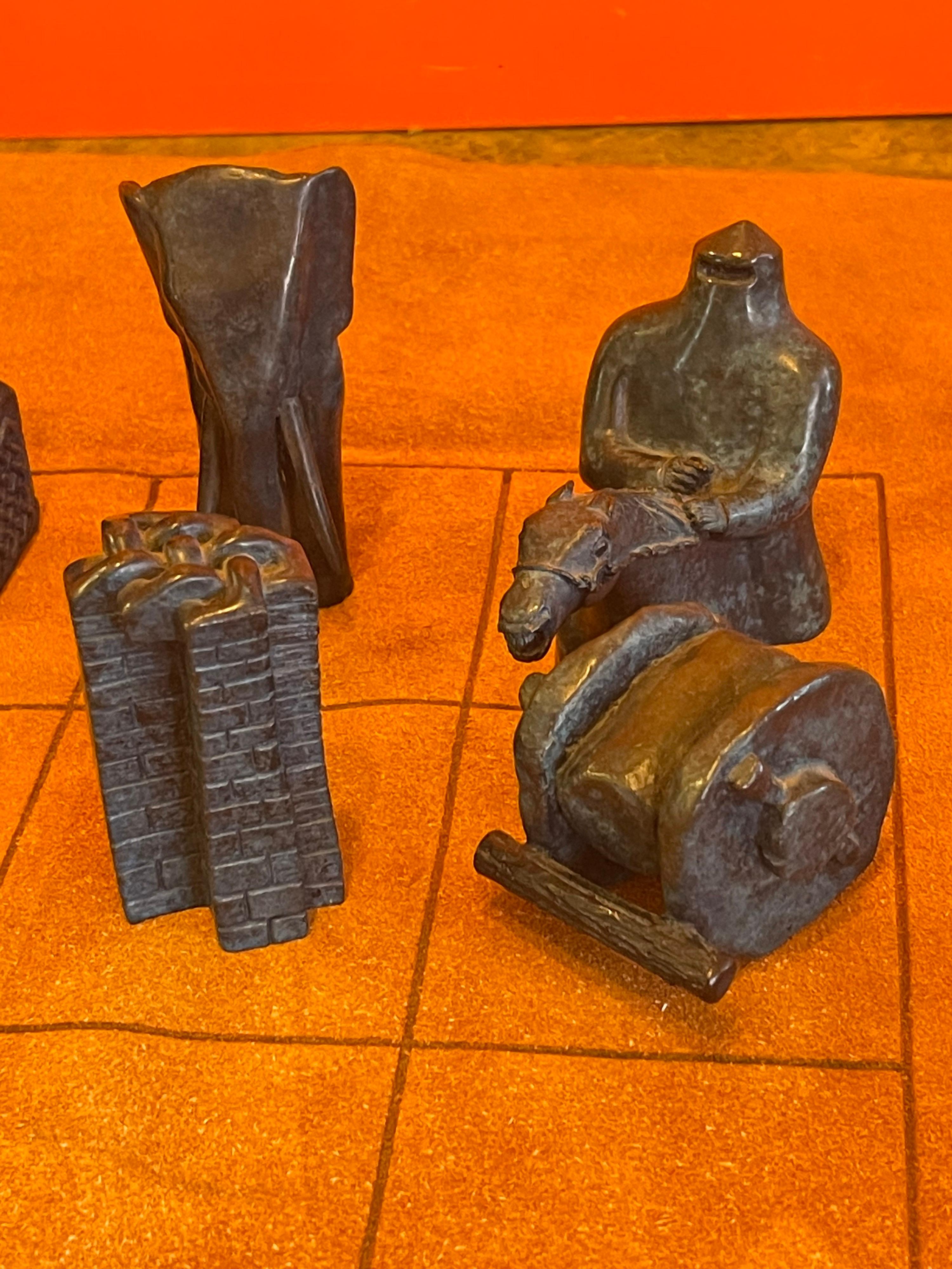 Le jeu de figurines « The Original Game of Chess » (Le jeu d'échecs original) en bronze de Gary Sahl Rare en vente 6