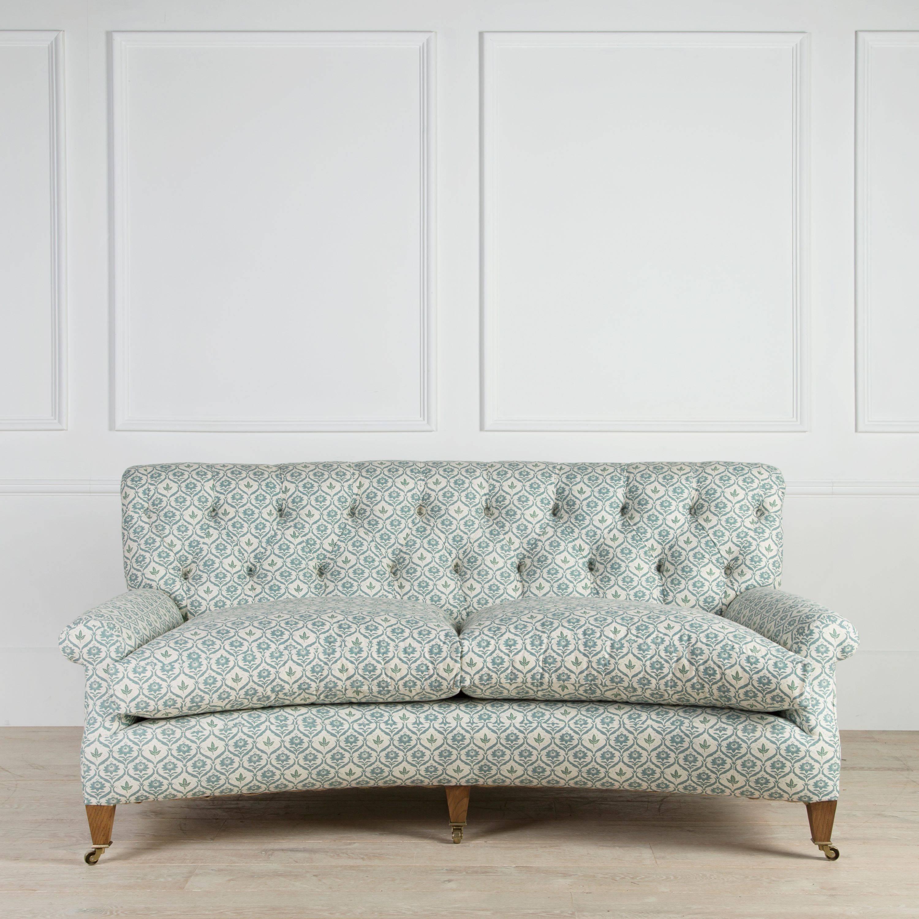 Mit seiner einzigartigen konkaven Form ist der Fitzrovia auffallend elegant. Dieses Sofa, das auf einem klassischen Gestell von Howard & Sons basiert, sieht paarweise besonders gut aus. Das geschwungene Design ist einladend und garantiert durch die