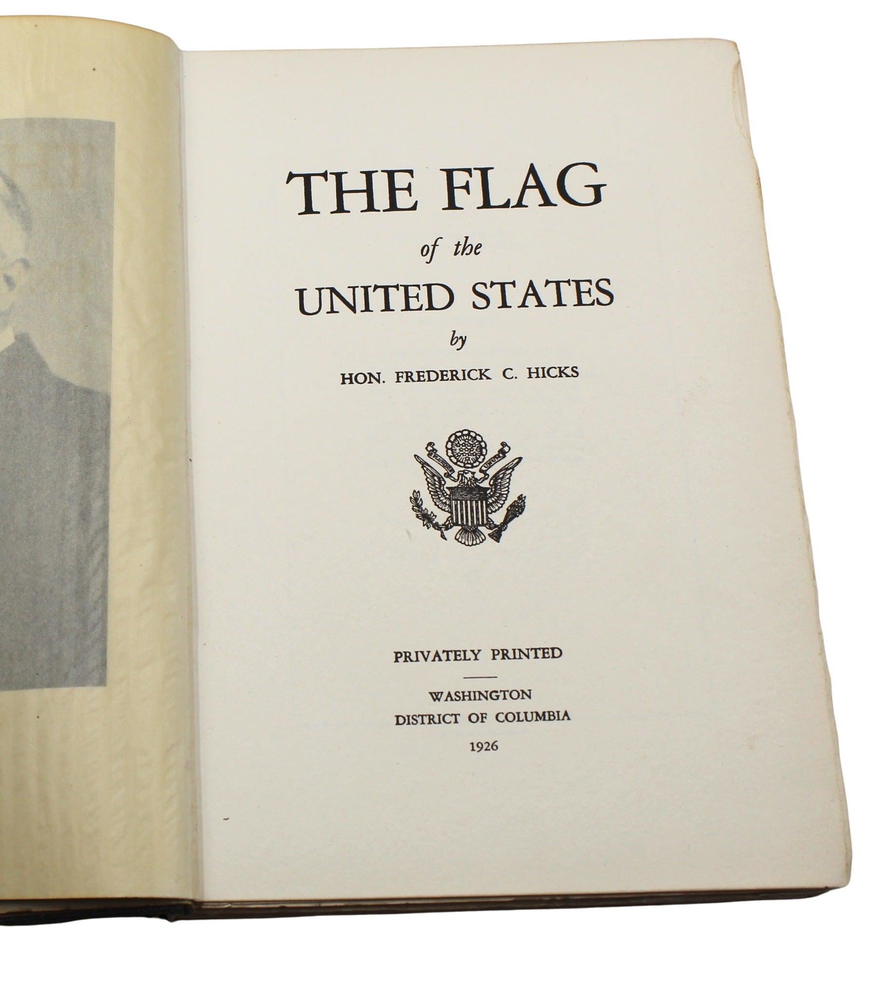 Hicks, Frederick C. Le drapeau des États-Unis. Washington : W. F. Roberts Company, 1926. Troisième édition. Octavo. Illustré. Dans des cartons en simili-cuir d'origine avec des titres dorés au dos et sur le devant des cartons. Présenté dans un