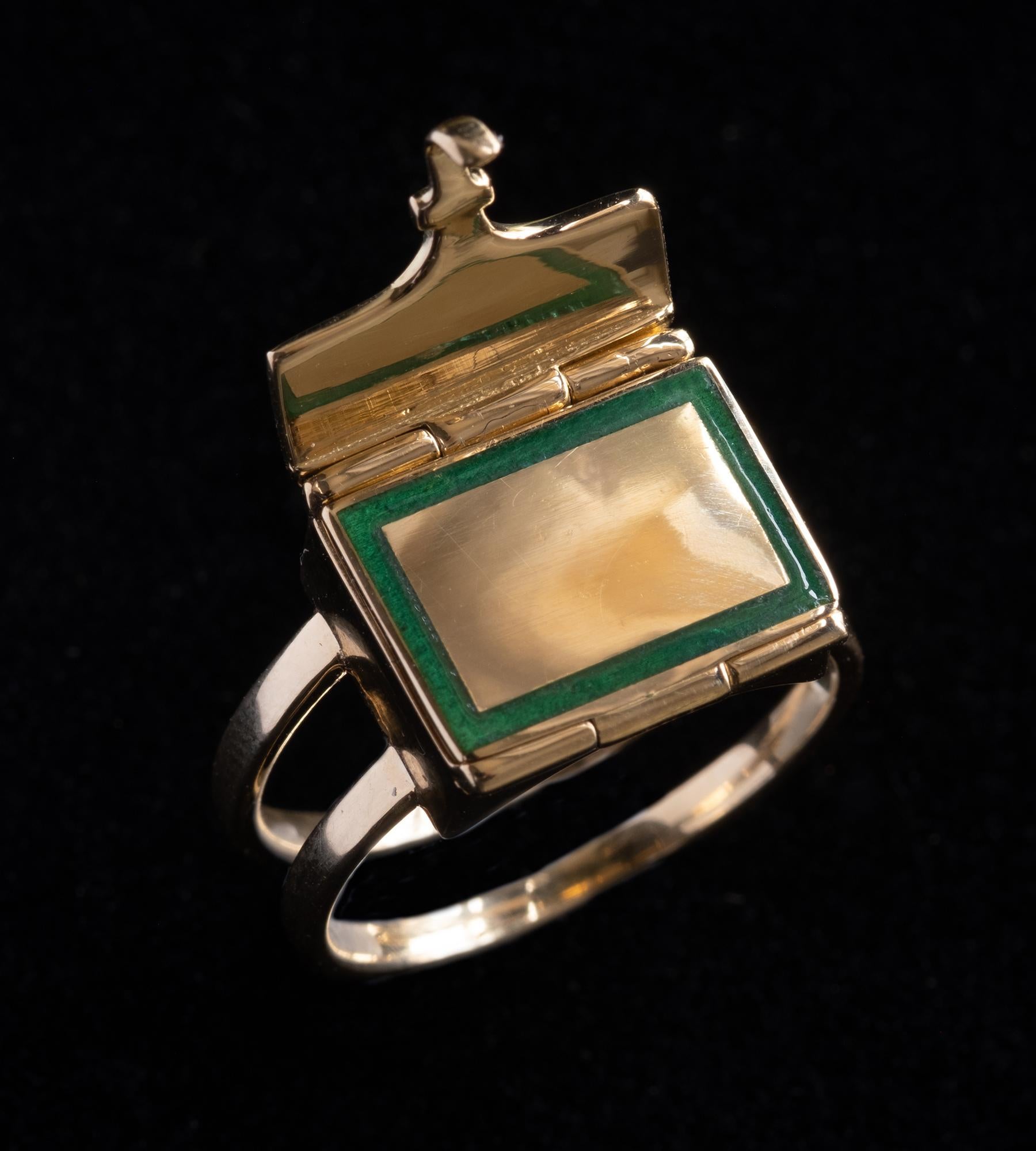 Regency The Fleur Fairfax Book Ring in 18ct Gold and Enamel - Serpentine Green US 5.75 For Sale