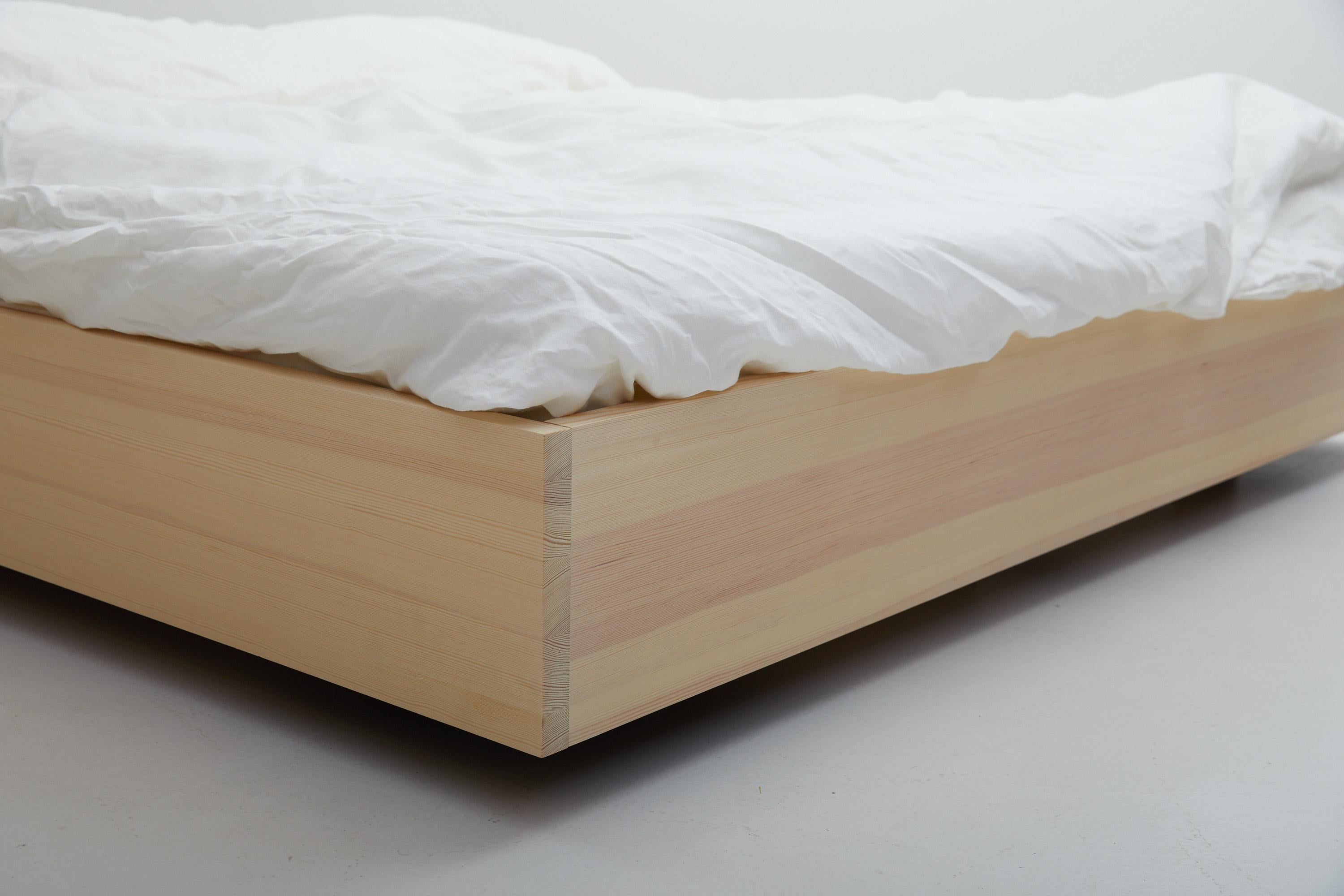 Le lit flottant

L'ébéniste Axel Wannberg s'est inspiré de l'impression de flotter librement pour concevoir le lit flottant, une pièce à part entière de la chambre à coucher en pin suédois massif.
Le bois de pin est un matériau magnifique et