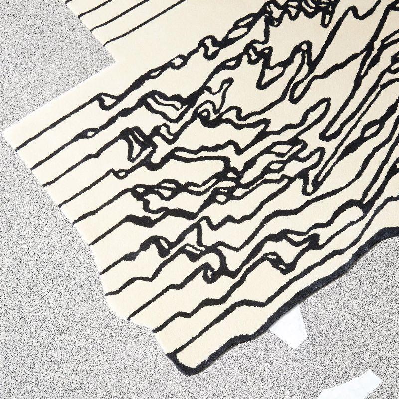 Moderne Tapis noir et blanc « The Floor Is Lava » ligne Lava Line de PLACE en vente