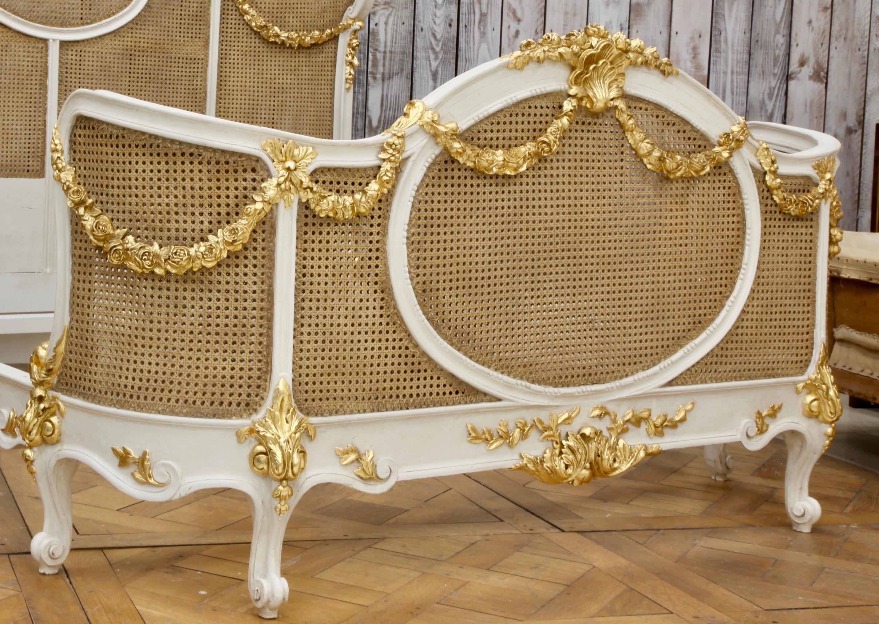 Britannique Une guirlande florale, un lit à cannage en corbeille de style Louis XV par La Maison London en vente