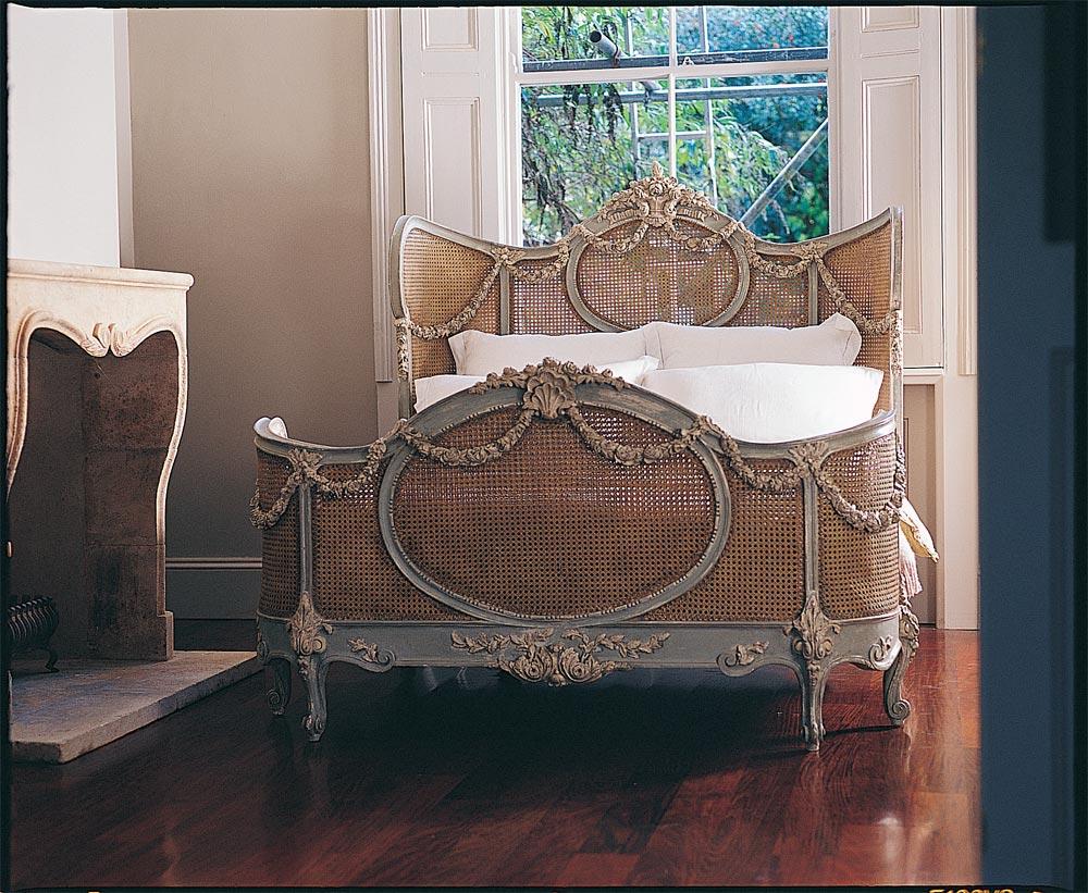 Une guirlande florale, un lit à cannage en corbeille de style Louis XV par La Maison London en vente 1