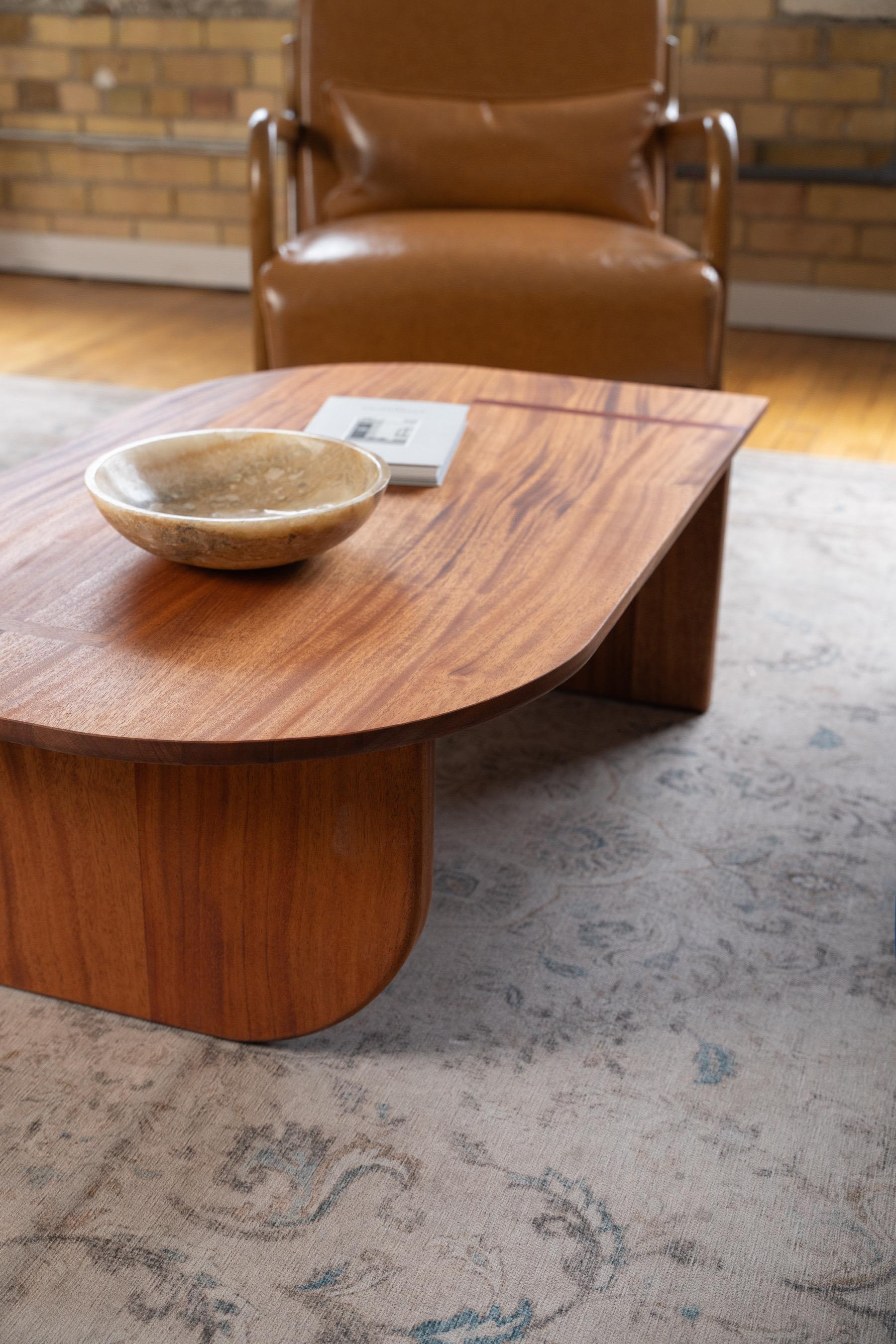 The Flow Table von Redline Designs Collective

Der Flow Table wird von Redline Designs Collective in Toronto handgefertigt und verkörpert Bewegung in der Stille - eine Studie über Form, Maserung und Gleichgewicht. Seine weiche, abgerundete Geometrie