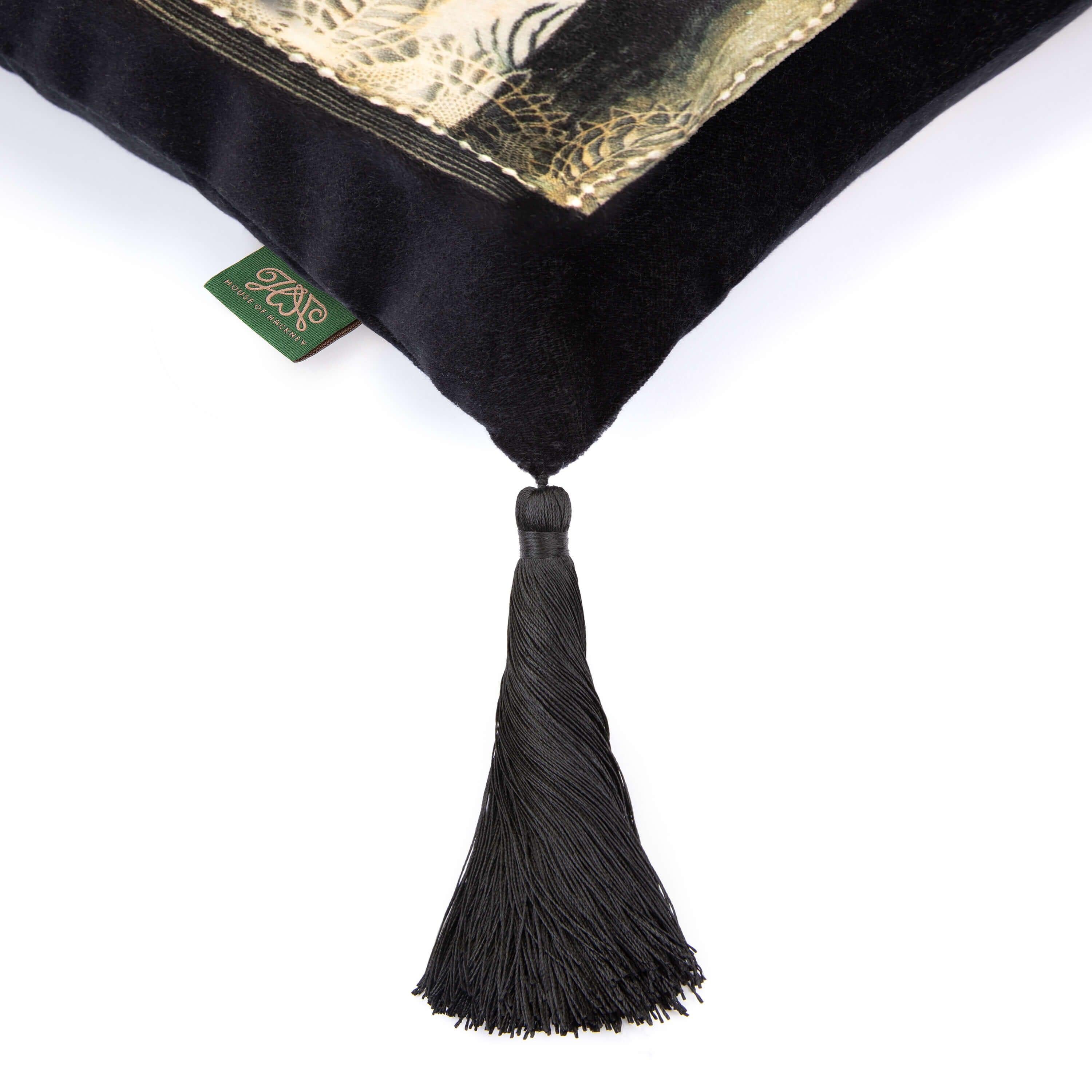 Dai un tocco di magia alla tua casa con questo cuscino in velluto nero con nappe, creato in collaborazione con Andrea Zanatelli. Riempito con lana proveniente da fonti responsabili, questo lussuoso cuscino sostiene il lavoro vitale di Stop Ecocide
