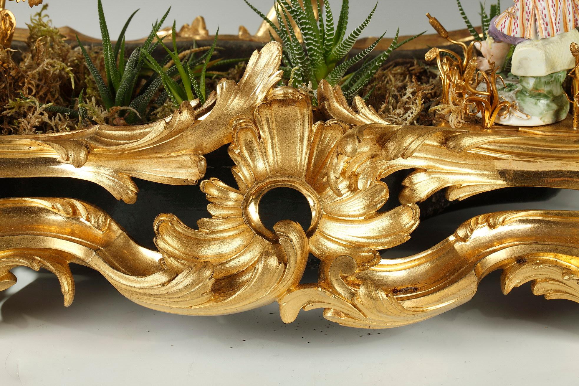 Français Jardinière en bronze doré « Le jardin à fleurs », France, 18ème siècle en vente