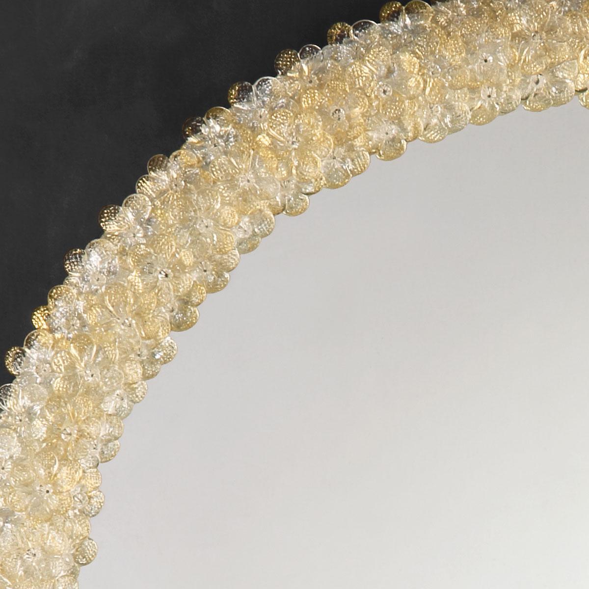  Specchio veneziano decorato interamente sulla cornice con rosette in colore oro, su richiesta è possibile inserire altre rosette nei colori verde rosa e personalizzare le dimensioni a tuo piacimento
Realizzato e progettato dai Fratelli Tosi secondo
