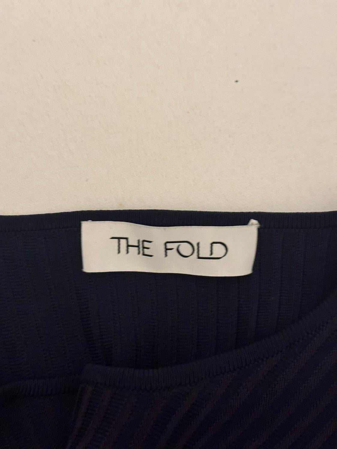 Ein tolles Kleid für den Schreibtisch zum Abendessen von  Die Faltung . Das Kleid aus schwerem Strick hat einen Rundhalsausschnitt, ein Taillenband und Falten in der Taille.
Größe S , Maße: Büste 34'', Länge 45''Die