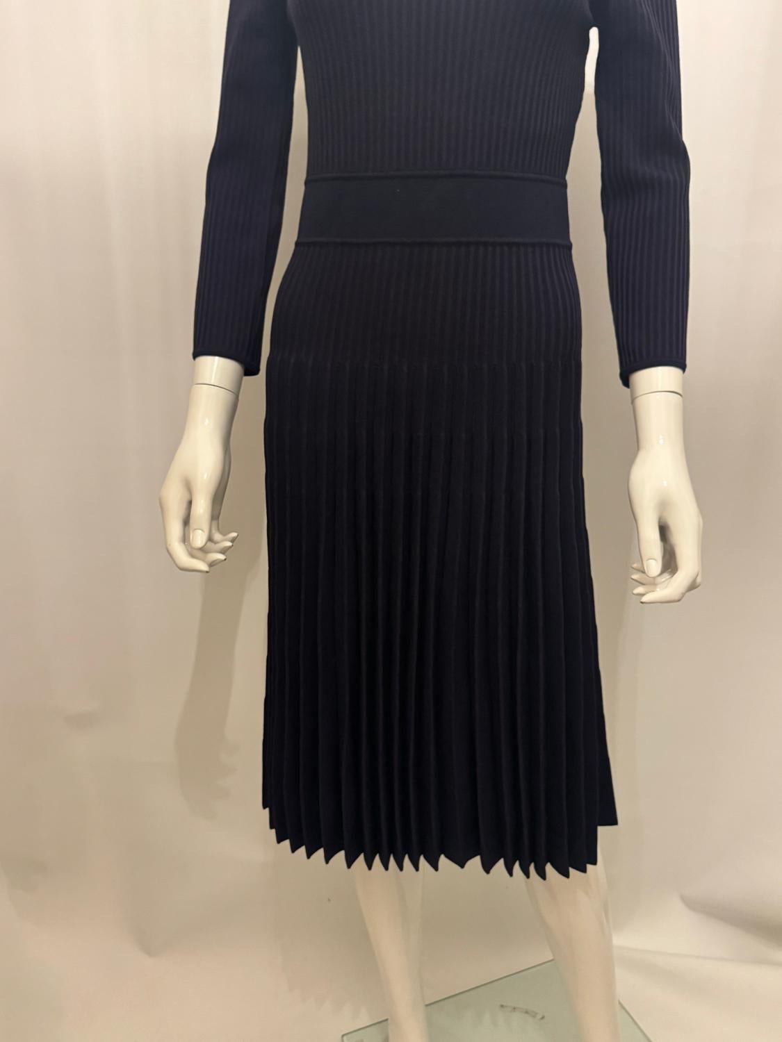 The Fold Blaues Strickkleid für Damen oder Herren im Angebot