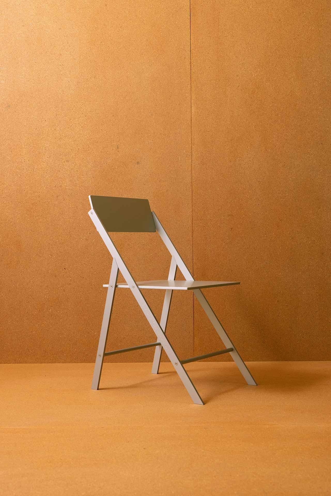 The folding chair by black helmut; the utility of a folding chair reimagined in luxury materiality and post-modern form. 

clear anodized “macbook” finish

solid 6061 aluminum structure, aluminum seat, swiveling back rest, anodized finish. each