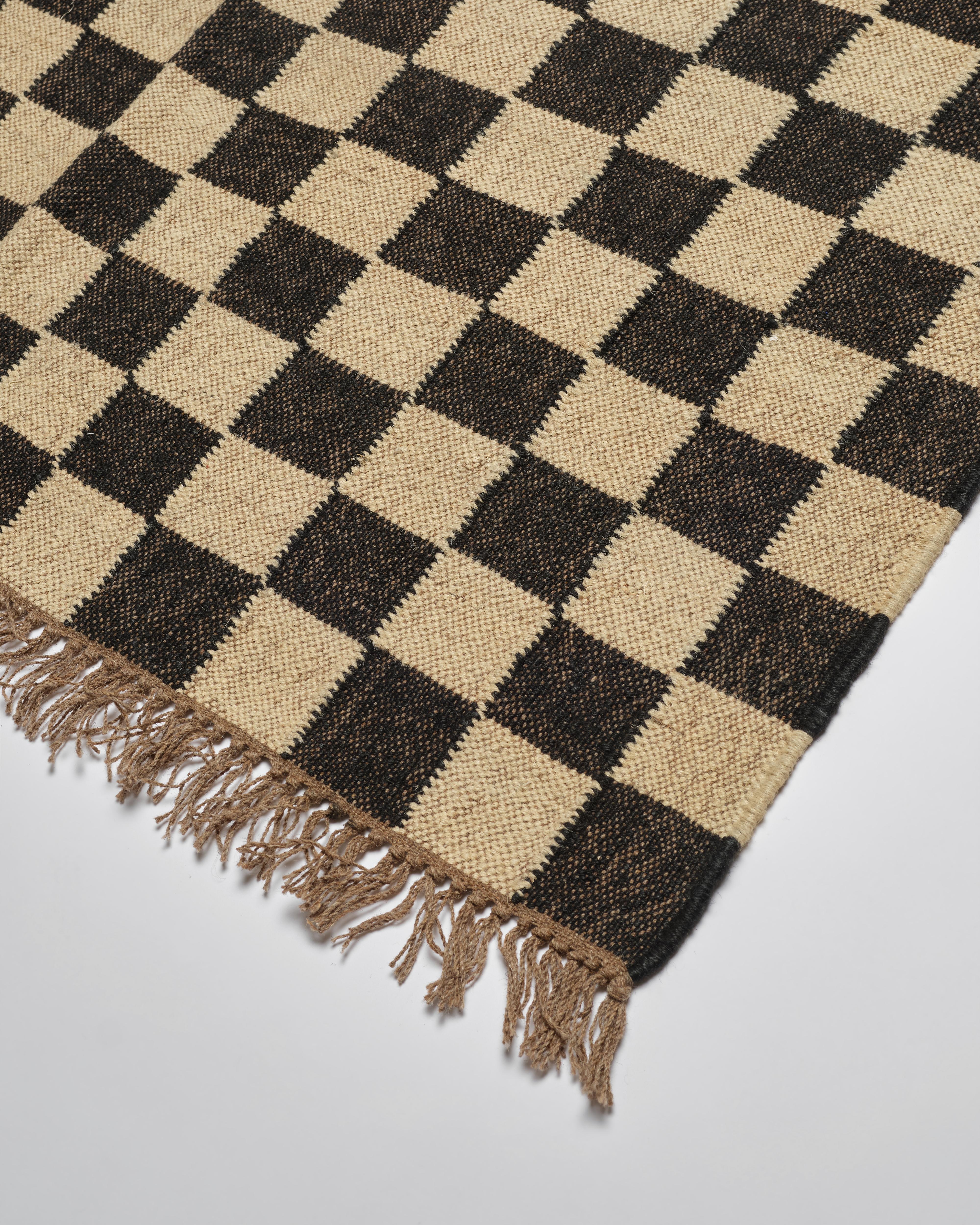 La recherche du tapis à damier le plus cool de FORSYTH est terminée. Nos magnifiques tapis à damier en laine et en jute sont tissés à la main par des experts à Jaipur, en Inde. Le motif en damier et les couleurs neutres noir et naturel sont chics et
