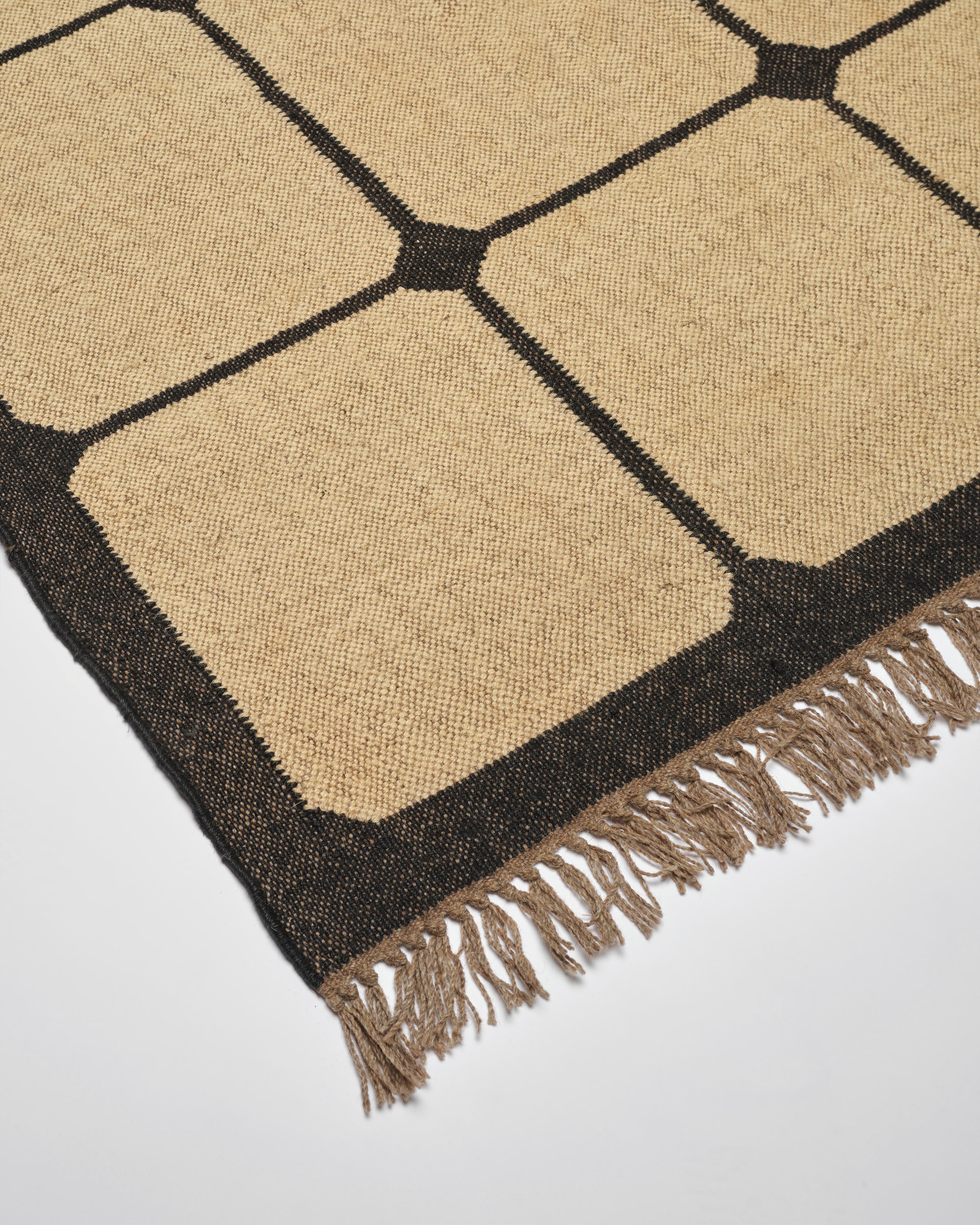 Unsere wunderschönen Teppiche aus Wolle und Jute im Schachbrettmuster werden in Jaipur, Indien, fachmännisch von Hand gewebt. Das Schachbrettmuster und die neutrale, schwarz-natürliche Farbgebung sind schick und raffiniert mit einem Hauch von