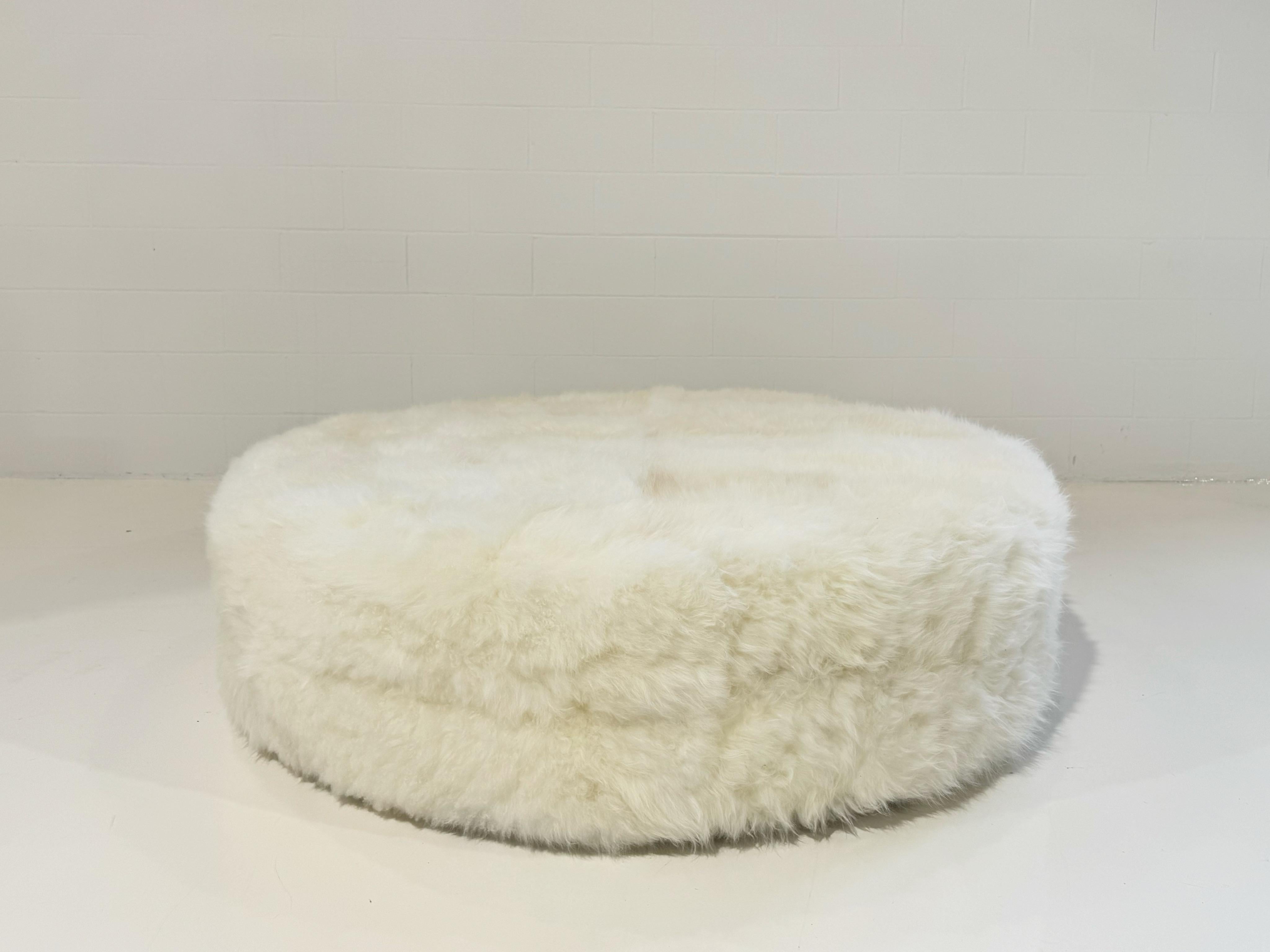 Pouf cercle The Forsyth en peau de chèvre cachemire, diamètre 55 en vente 5