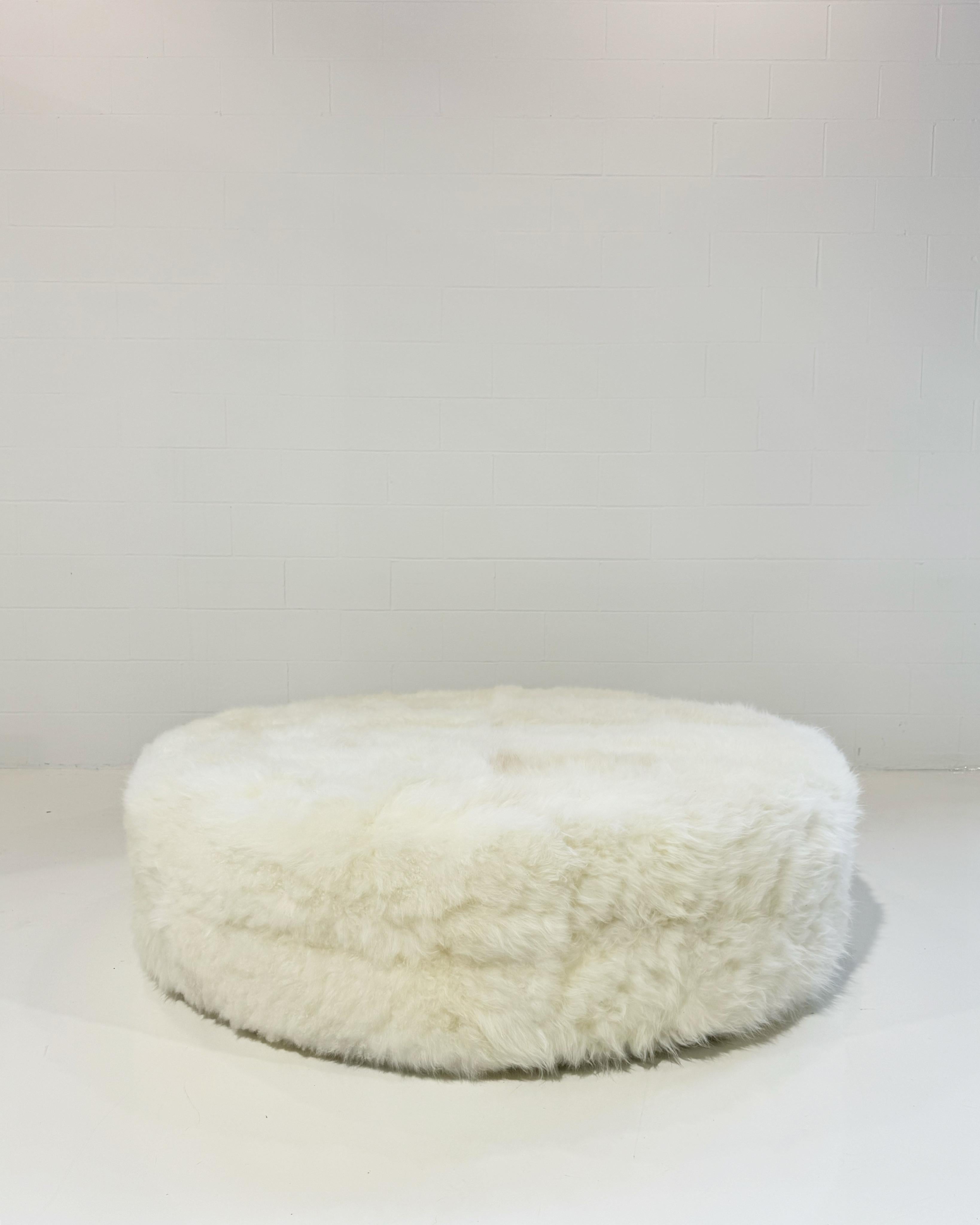 Doux et luxueux, le pouf Forsyth Circle est conçu pour être une pièce polyvalente dans une pièce en ajoutant un élément de texture naturelle. La table basse parfaite, l'ottoman ou le siège supplémentaire. Chaque ottoman est entièrement fabriqué à la