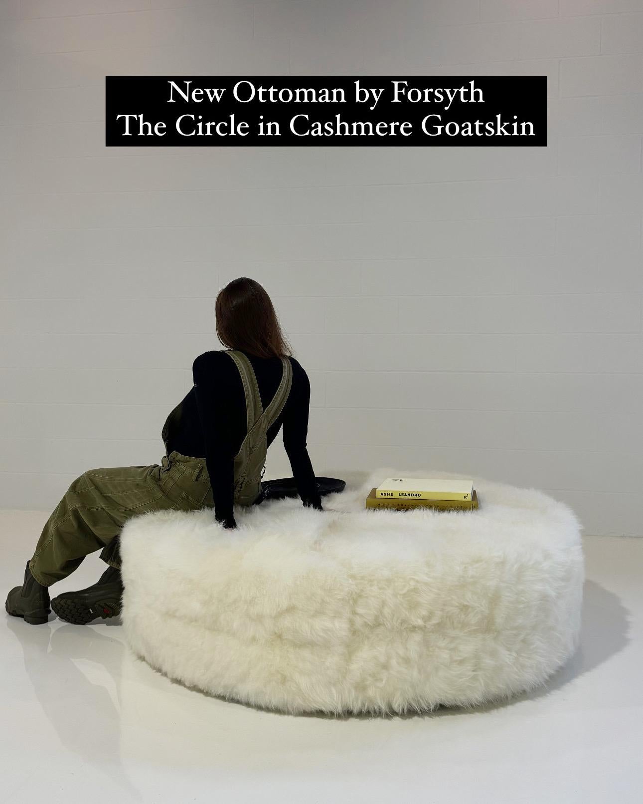 Américain Pouf cercle The Forsyth en peau de chèvre cachemire, diamètre 55 en vente