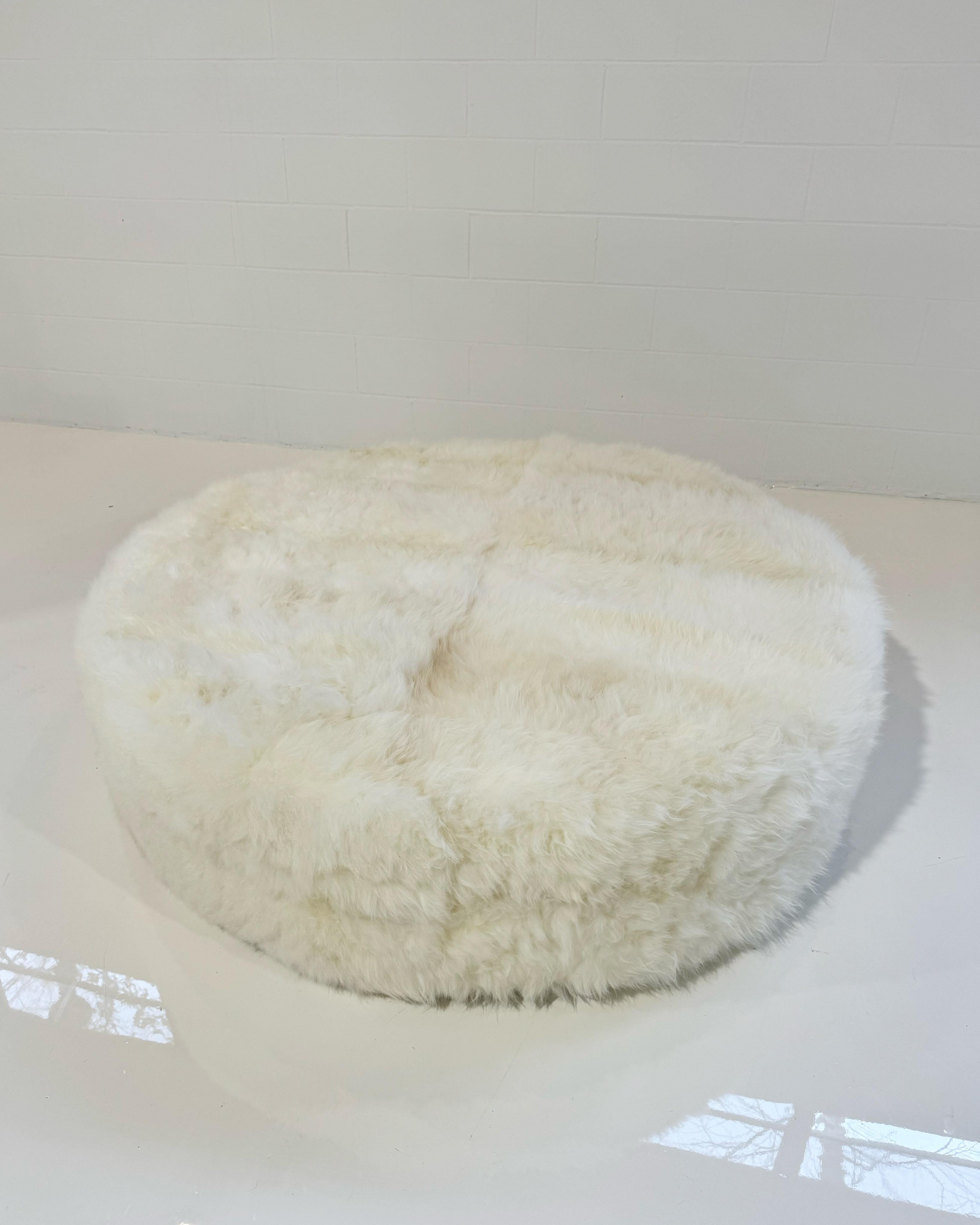 XXIe siècle et contemporain Pouf cercle The Forsyth en peau de chèvre cachemire, diamètre 55 en vente