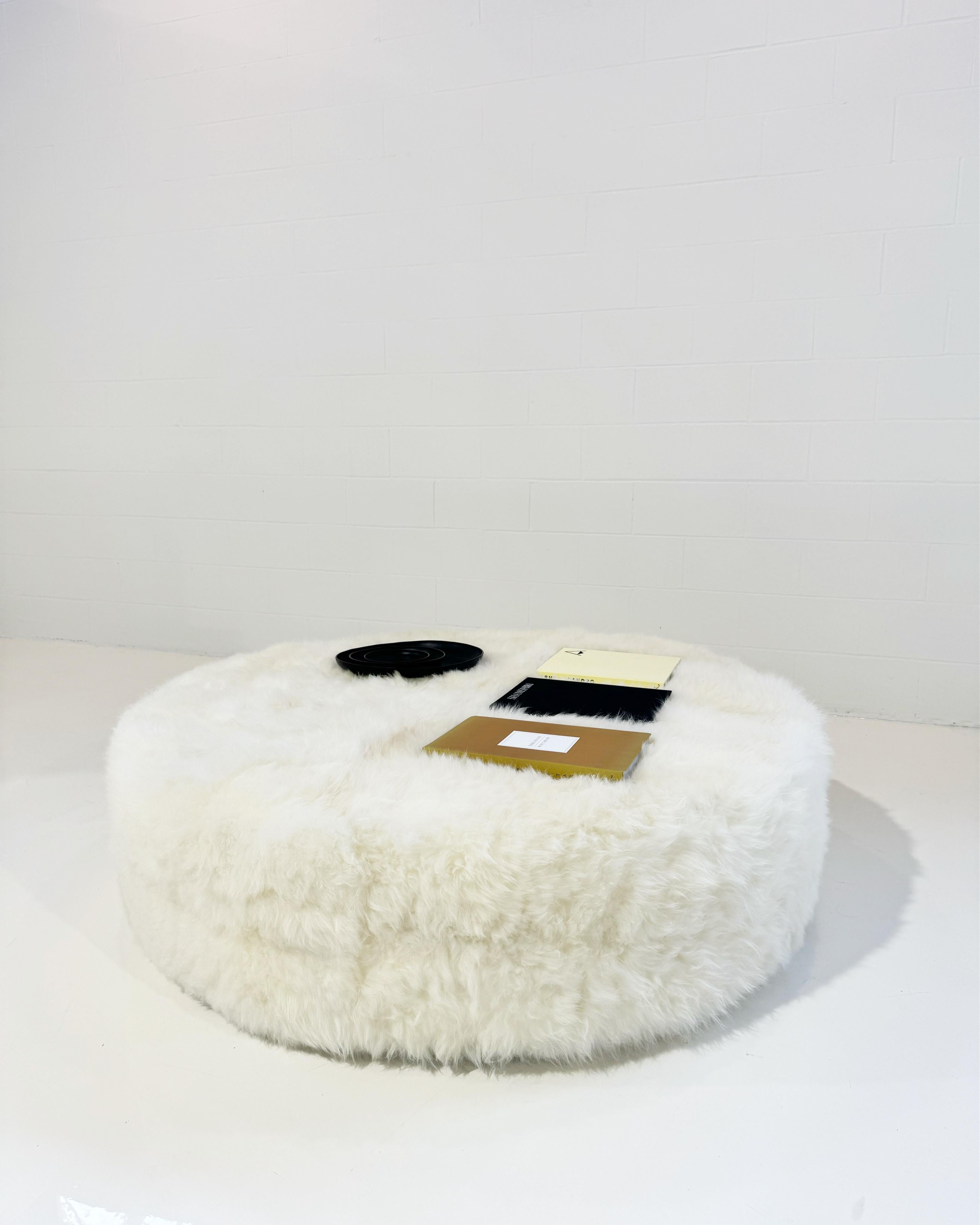 Velours Pouf cercle The Forsyth en peau de chèvre cachemire, diamètre 55 en vente