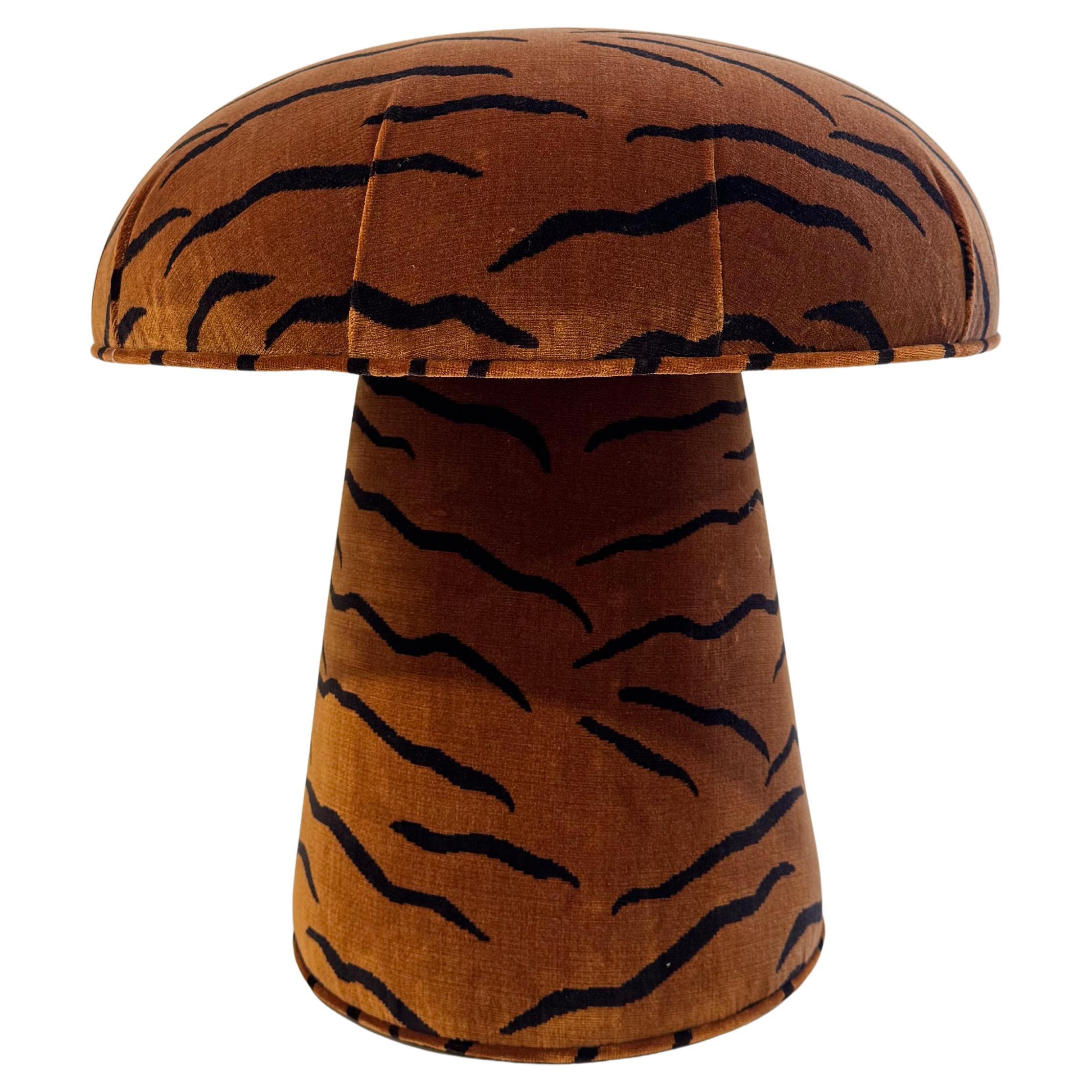 Le pouf à champignons FORSYTH en Dedar "Un tigre à l'orangerie".