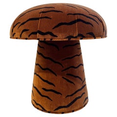 Il pouf a fungo FORSYTH in Dedar "Una tigre nell'Orangerie".