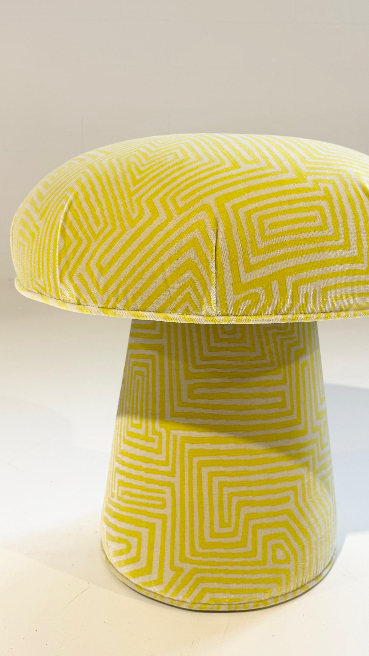 Notre pouf champignon est conçu par FORSYTH et fabriqué à la main à Saint-Louis. Une pièce décorative mignonne pour n'importe quelle pièce, ajoutant une texture naturelle et un peu de fantaisie. Le parfait ottoman ou siège supplémentaire. Chaque