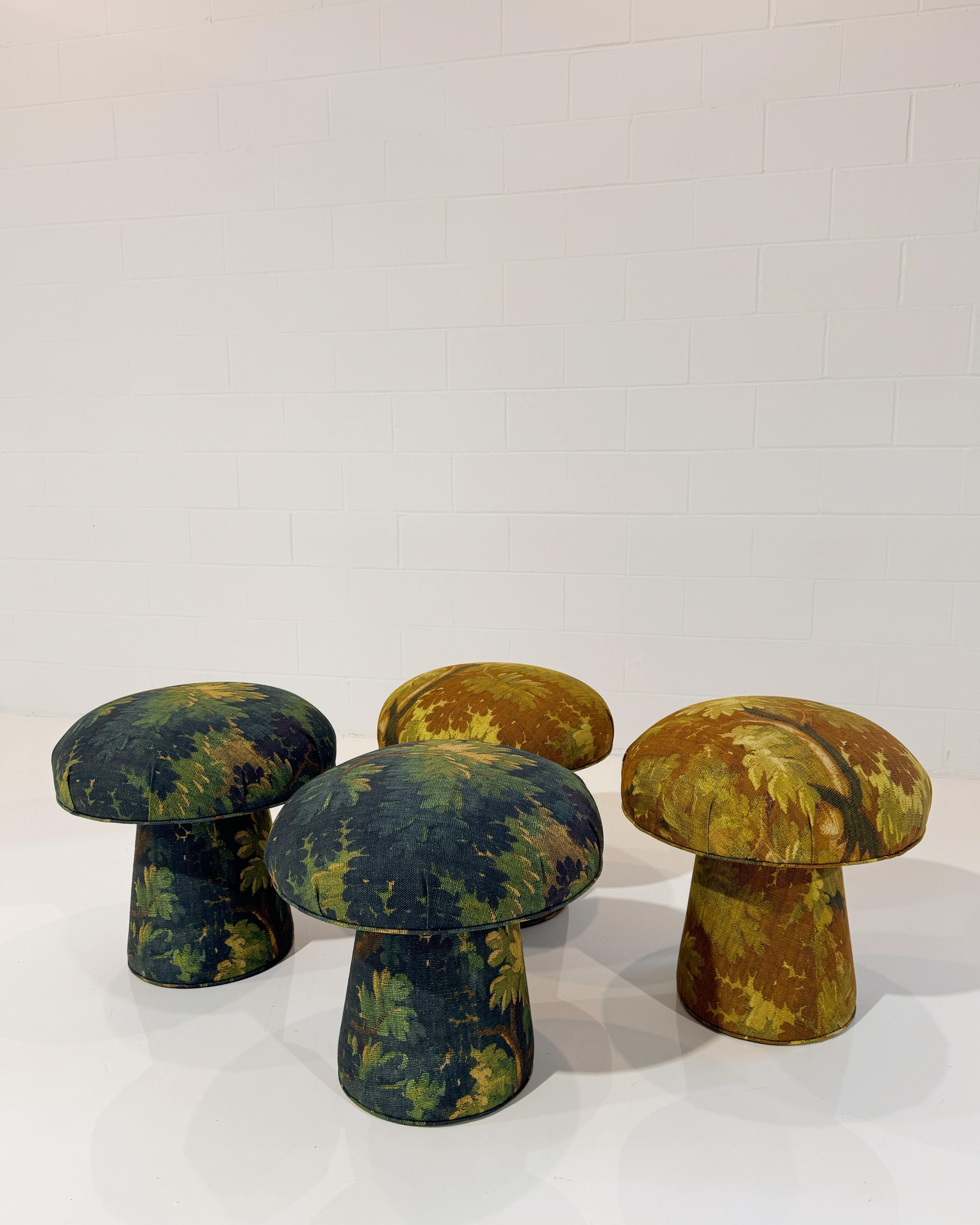 Notre pouf champignon est conçu par FORSYTH et fabriqué à la main à Saint-Louis. Une jolie pièce décorative pour n'importe quelle pièce, ajoutant de la couleur et un peu de fantaisie. Le parfait ottoman ou siège supplémentaire. Chaque pouf en forme