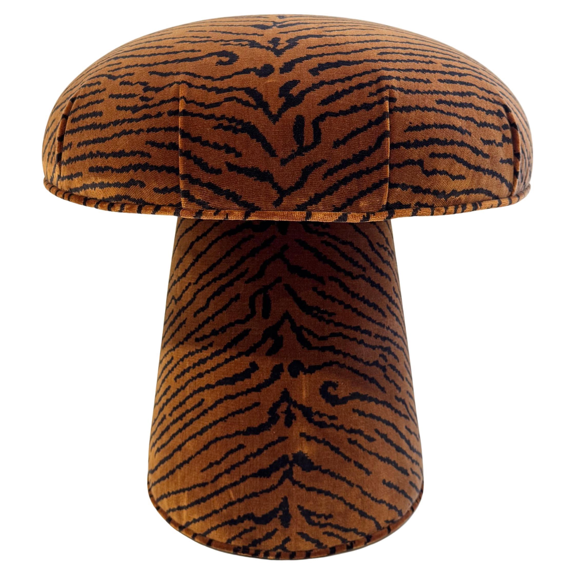 Le pouf à champignons Forsyth en Dedar 'This Is The Tiger Speaking' (C'est le tigre qui parle) en vente