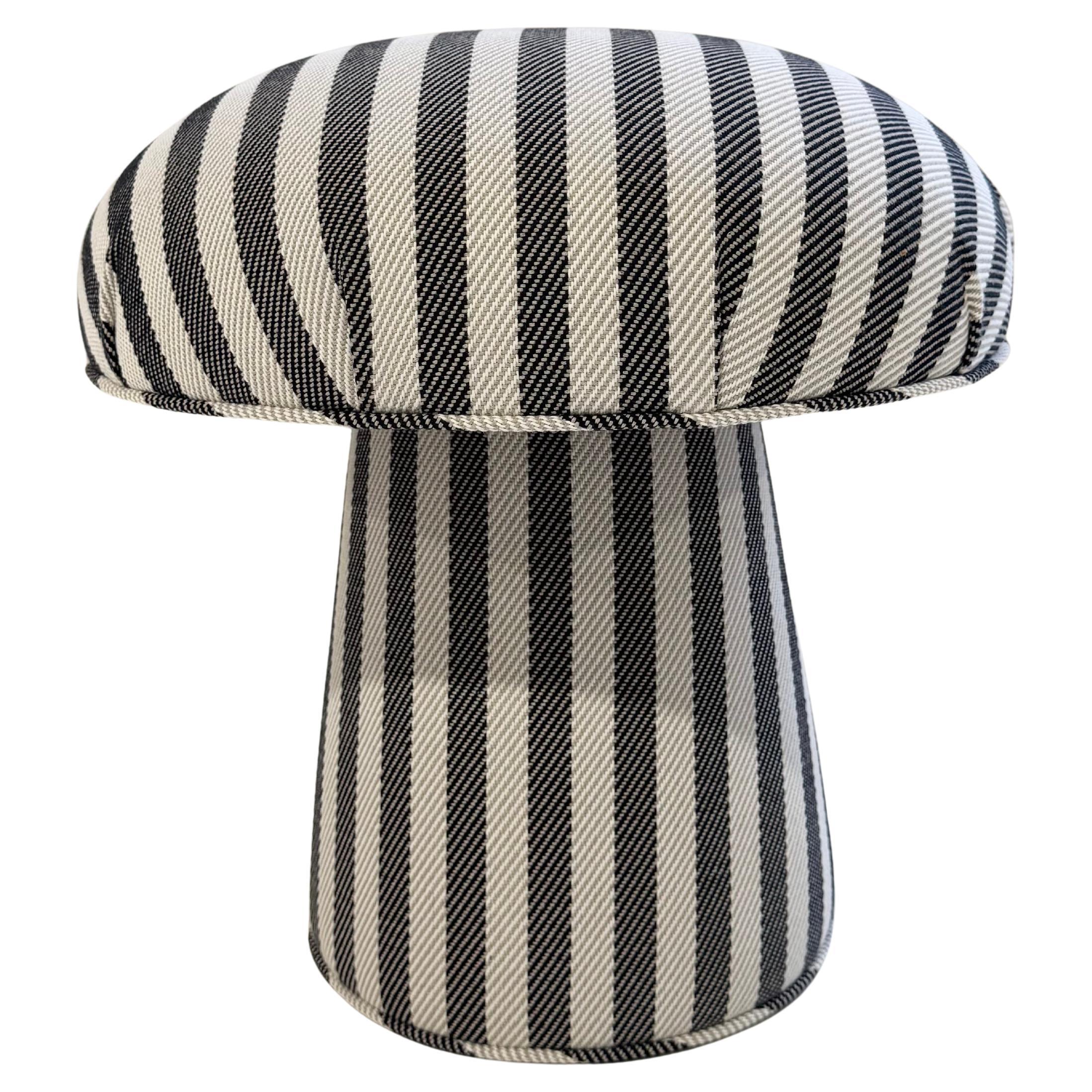 Le pouf à champignons FORSYTH en Dedar 'Voulez-Vous'