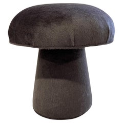 Il Pouf Forsyth a forma di fungo in alpaca di Loro Piana 'Incas'.