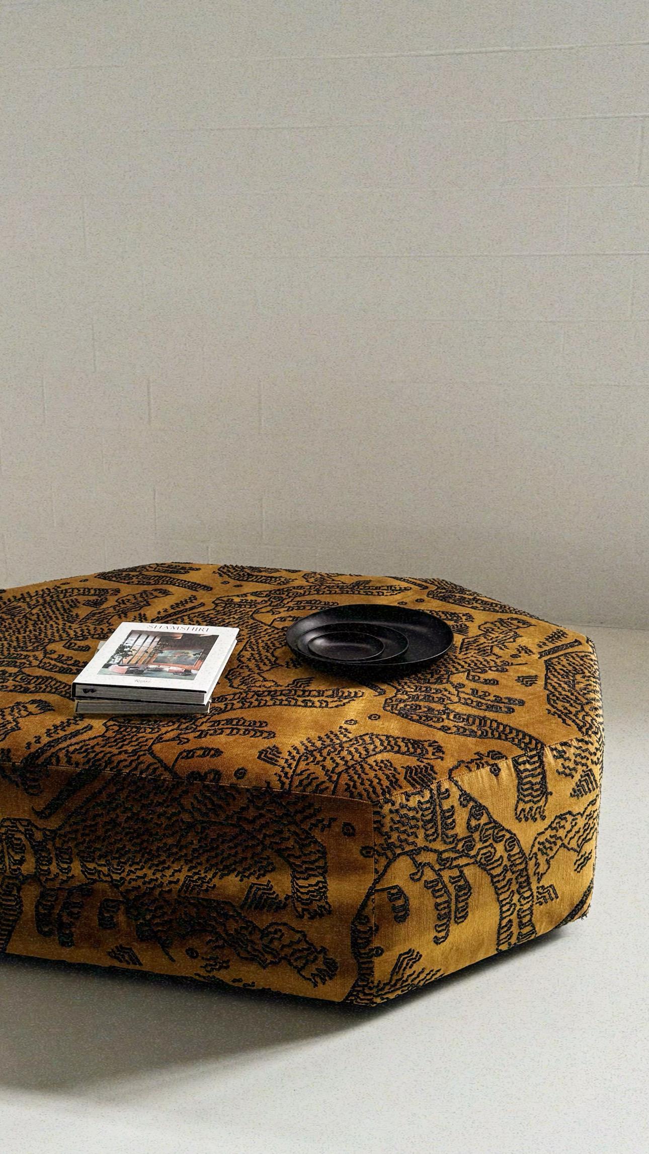 Voici le pouf FORSYTH Octo. A  Une nouvelle forme dans notre collection croissante de magnifiques ottomans fabriqués sur commande. Les 8 côtés permettent de circuler facilement autour de la pièce. 

Celui-ci est conçu et fabriqué à la main en Tiger