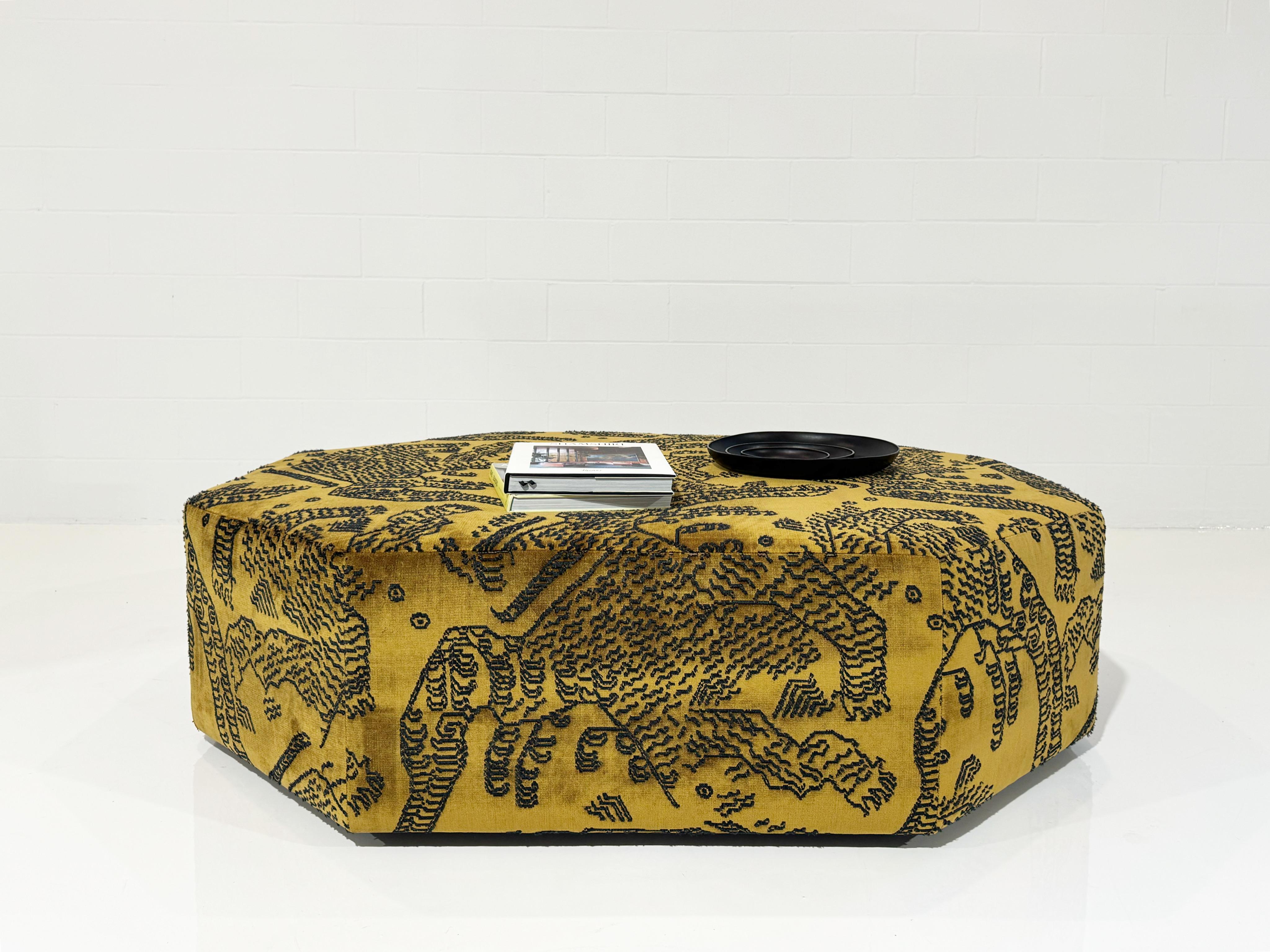 Américain Pouf Octo de la Forsyth à Dedar Tiger Mountain, 48 x 60 pouces en vente