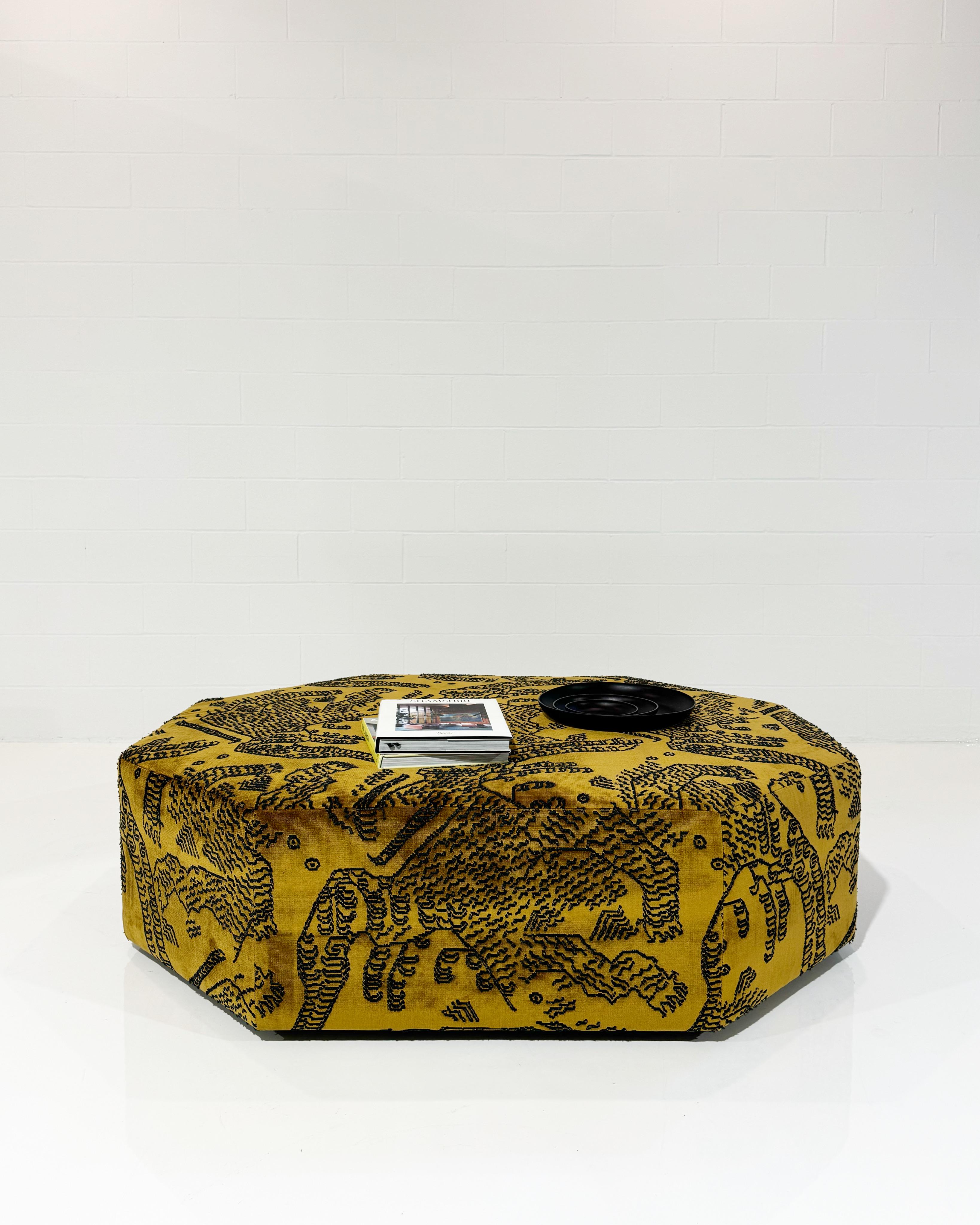 Pouf Octo de la Forsyth à Dedar Tiger Mountain, 48 x 60 pouces Neuf - En vente à SAINT LOUIS, MO