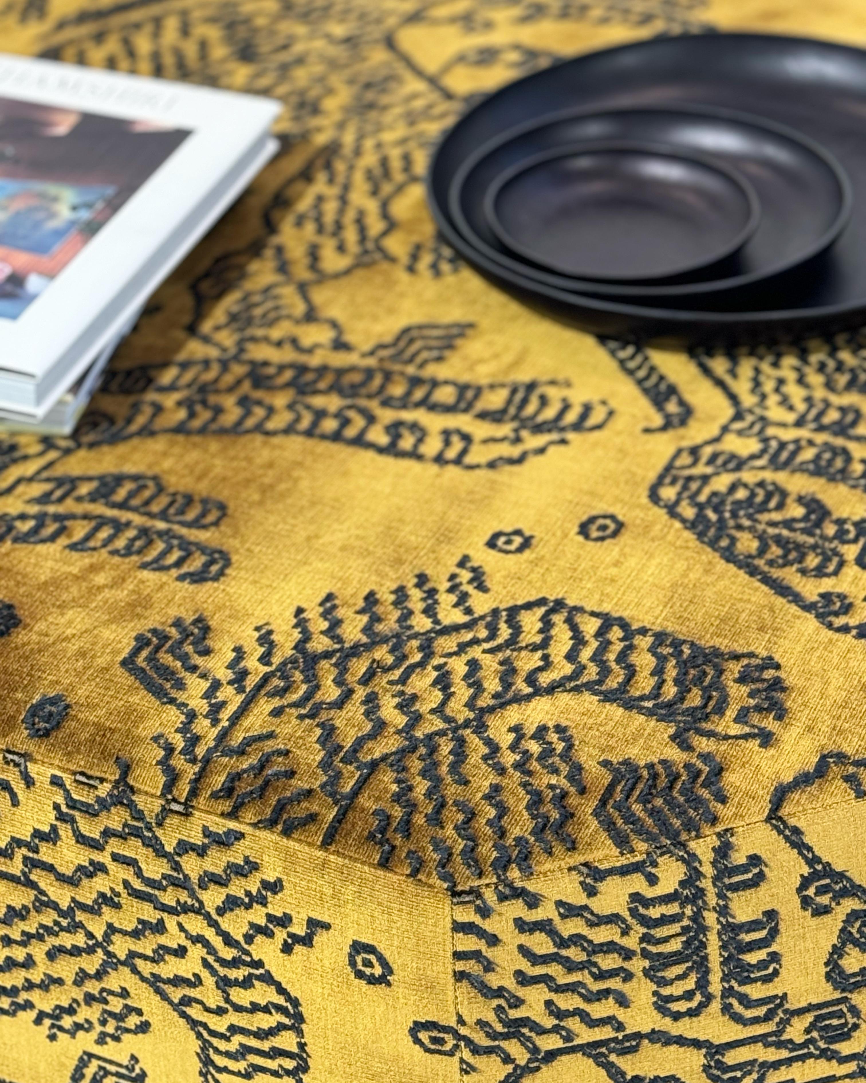 XXIe siècle et contemporain Pouf Octo de la Forsyth à Dedar Tiger Mountain, 48 x 60 pouces en vente