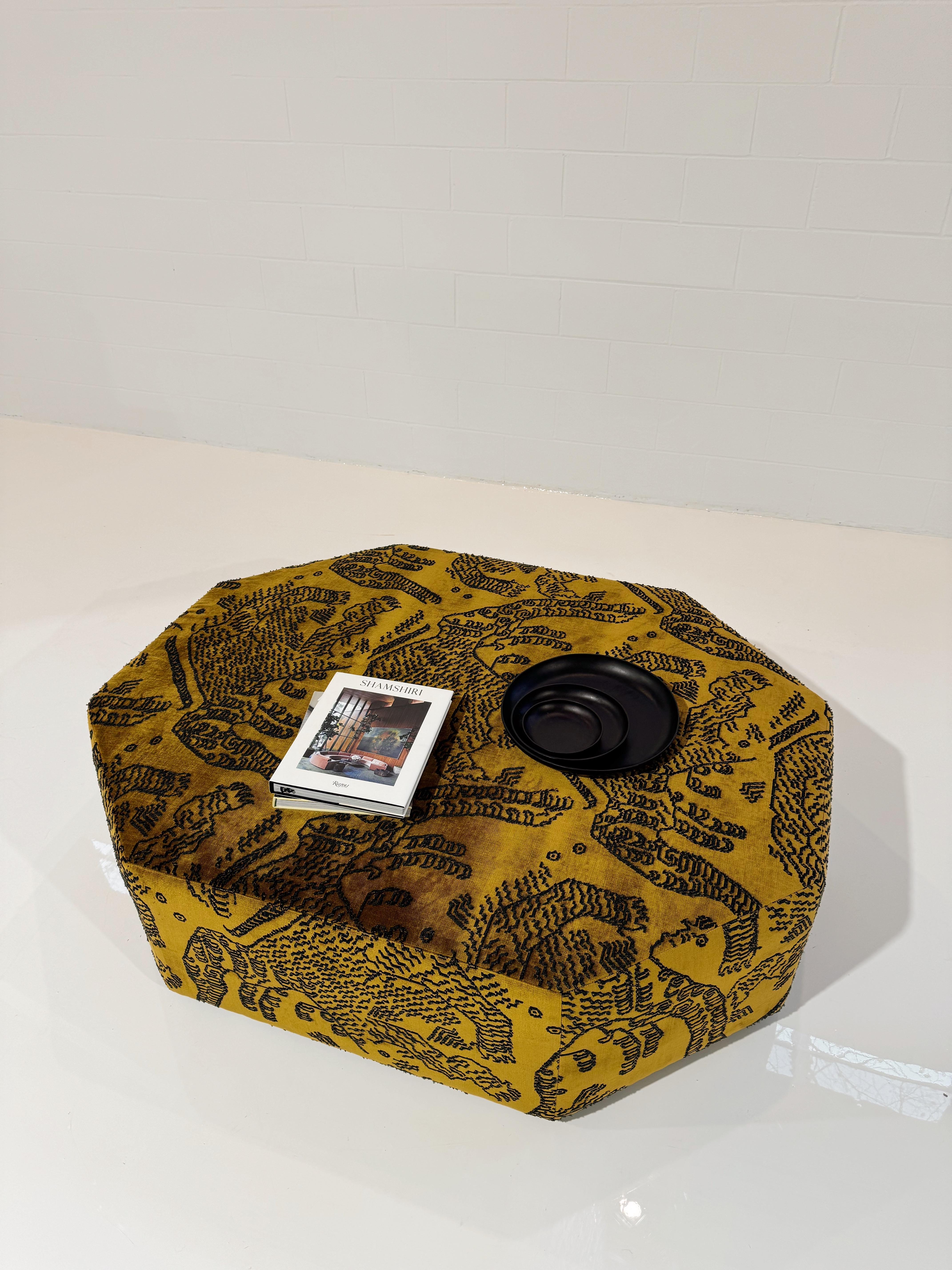 Velours Pouf Octo de la Forsyth à Dedar Tiger Mountain, 48 x 60 pouces en vente