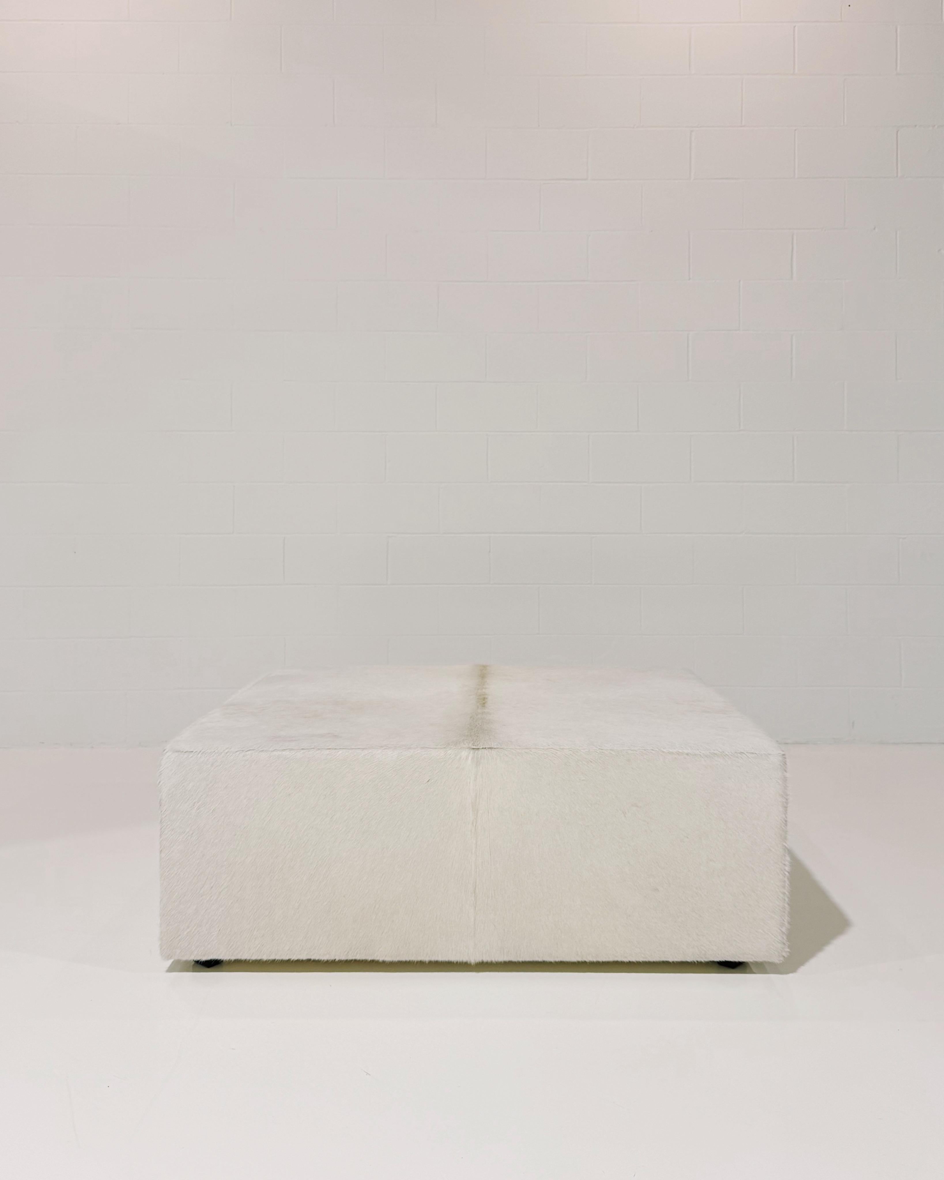 Fait partie de la Collection SYTH Originals. Doux et luxueux, le grand pouf Forsyth est conçu pour être une pièce polyvalente dans une pièce en ajoutant un élément de texture naturelle. La table basse parfaite, l'ottoman ou le siège supplémentaire.